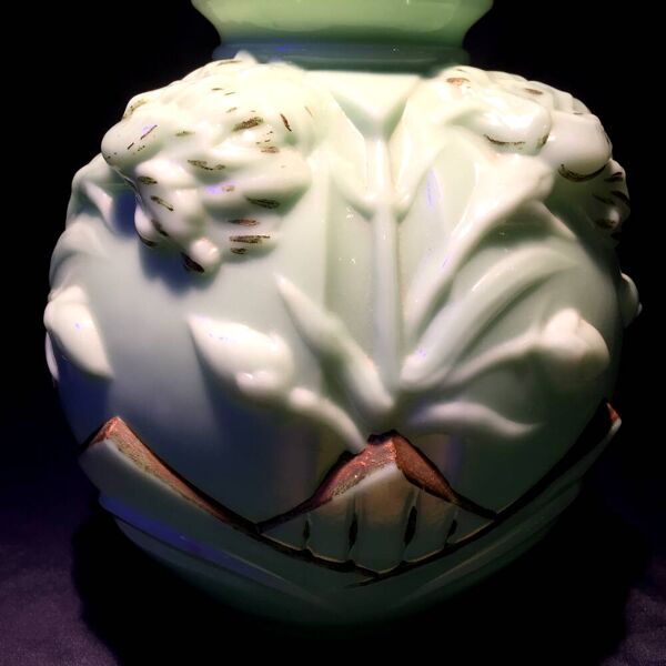 Vase annees 1930 1940 en opaline verte a decor floral