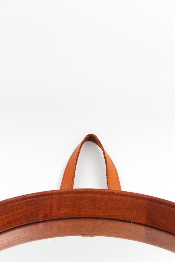 Miroir scandinave en teck avec bracelet en cuir 1950s 19,5cm
