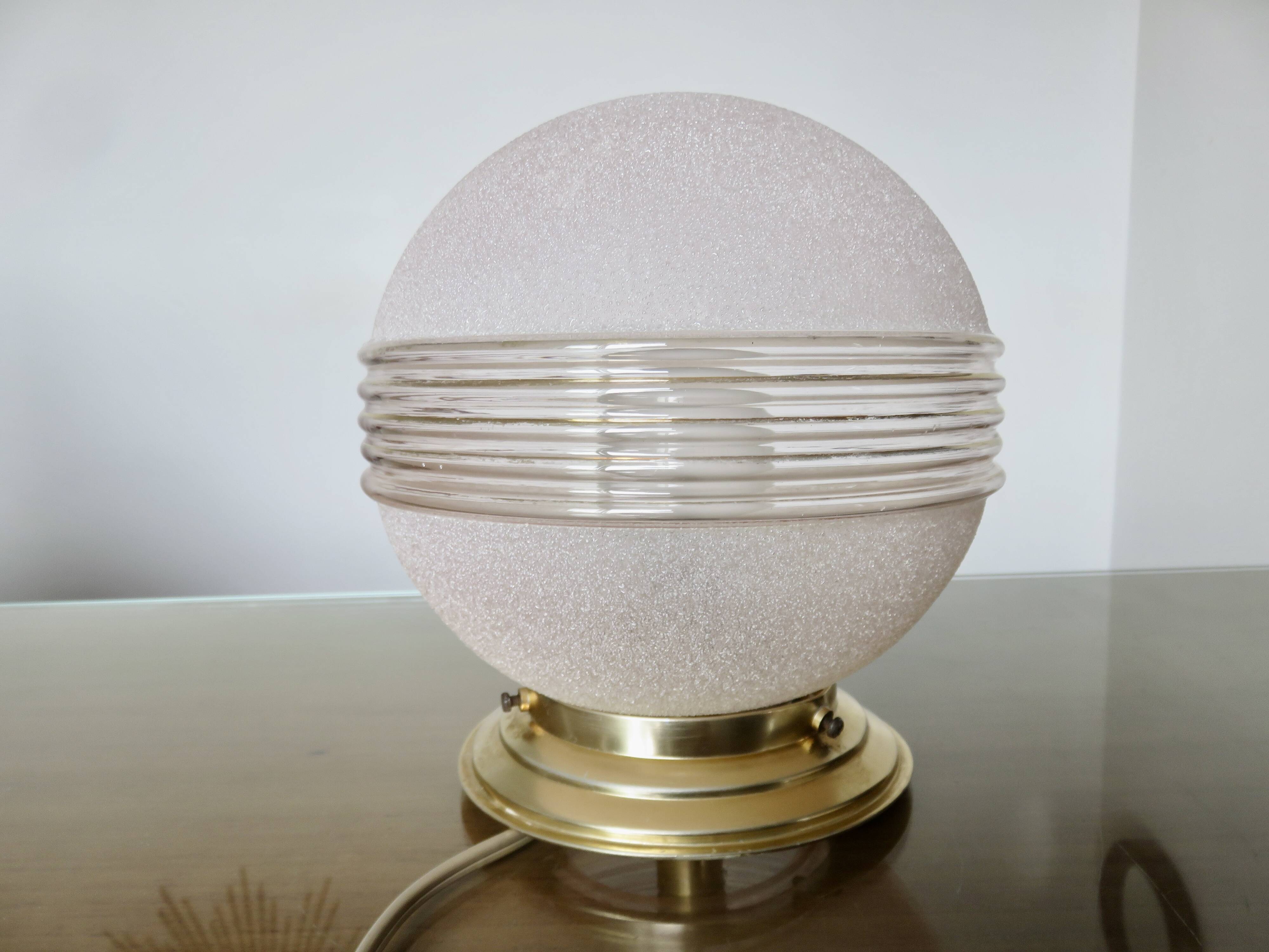 Plafonnier "globe" en verre granité rose,  liserés dorés, vers 1950 ou 1960