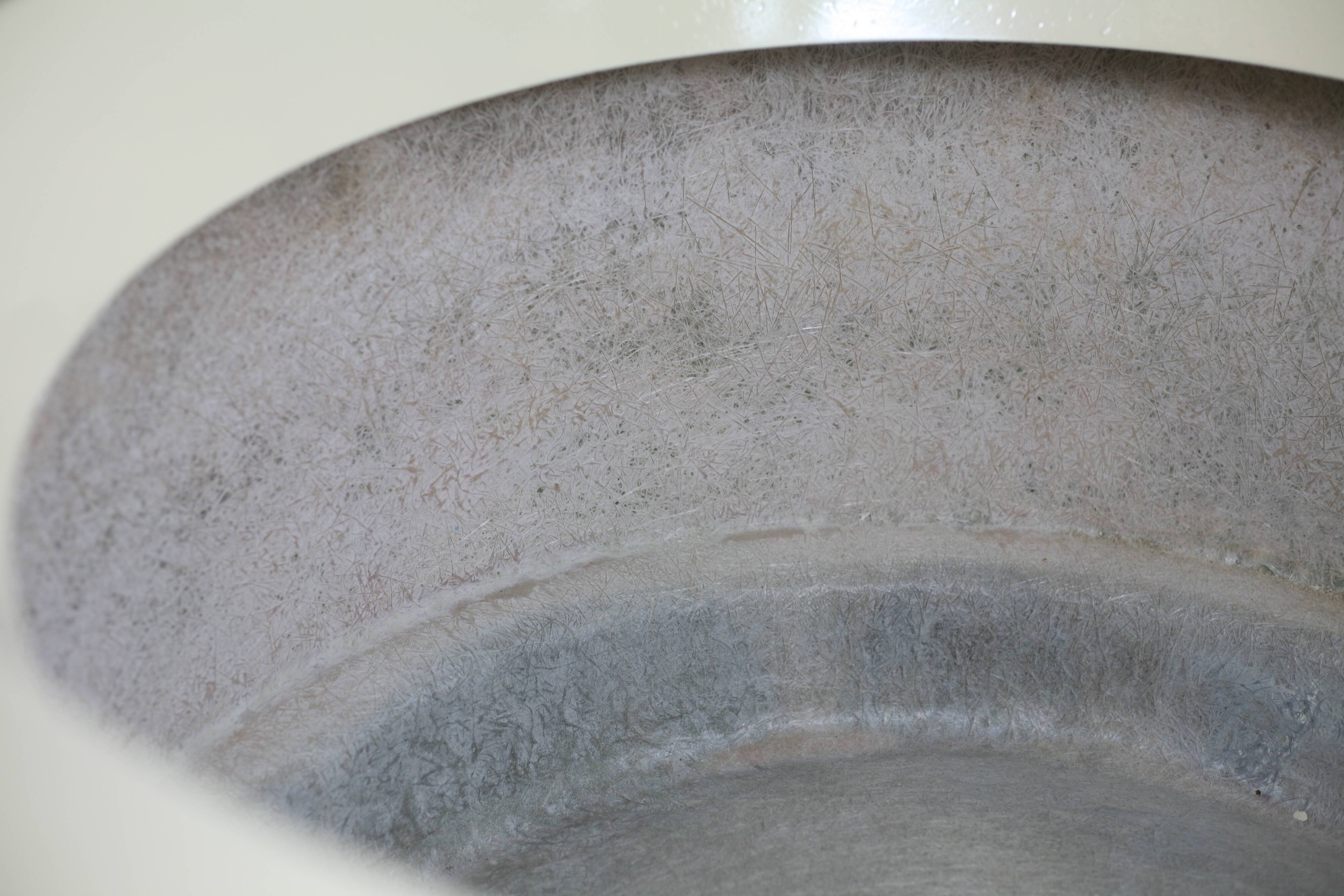 Important cylindrical planter in cream lacquered fiberglass, circa 1970