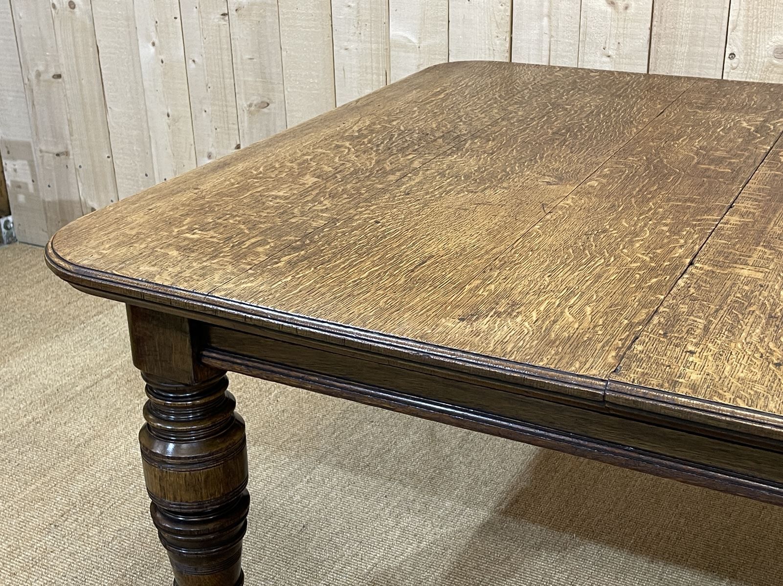 English nineteenth oak table with 1 crank extension