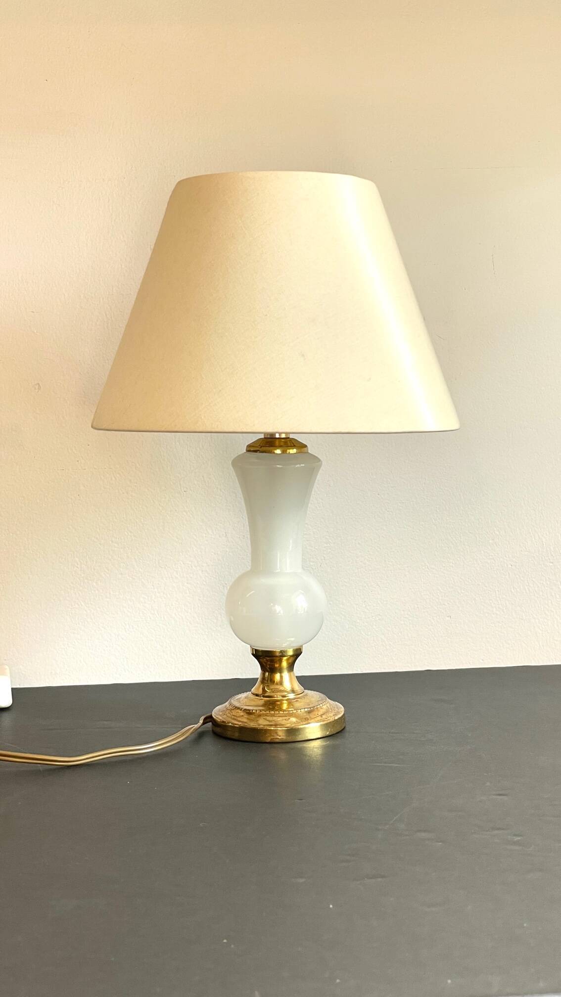 Chic lamp in opaline glass and vintage brass