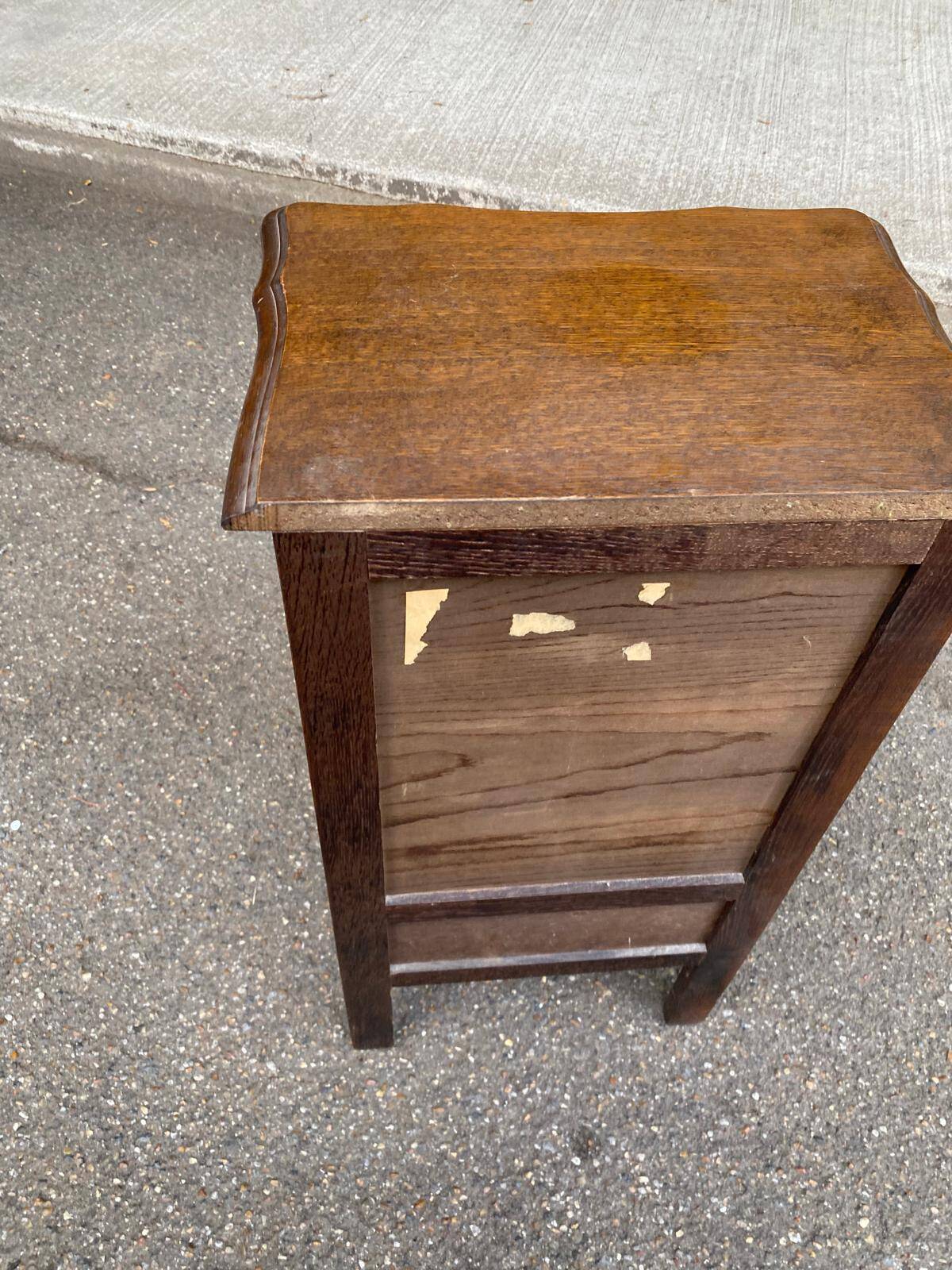 Table de chevet Louis XV en chêne 1970