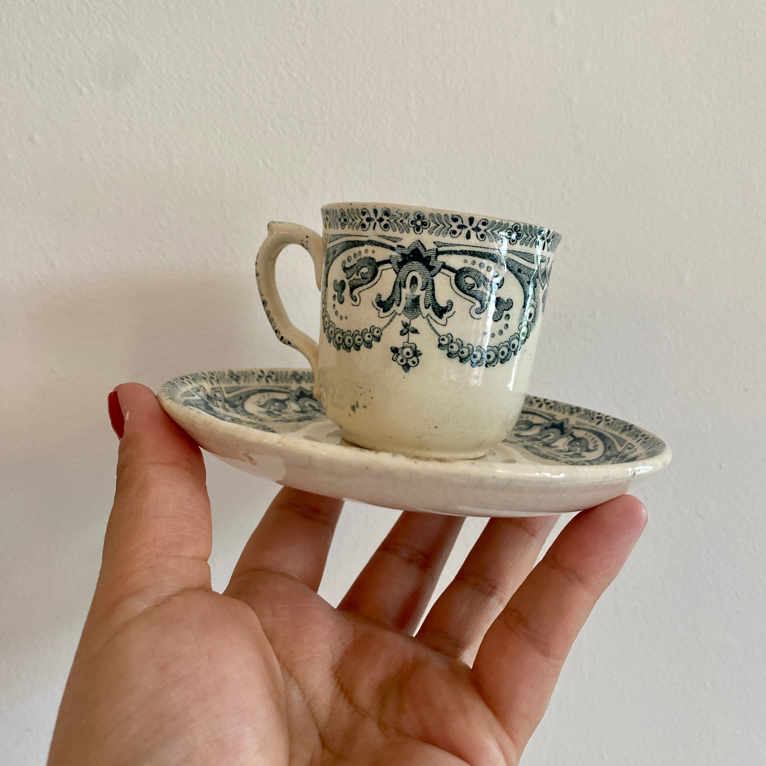 Tasse ancienne en terre de fer modèle guirlande de au planteur de caïffa