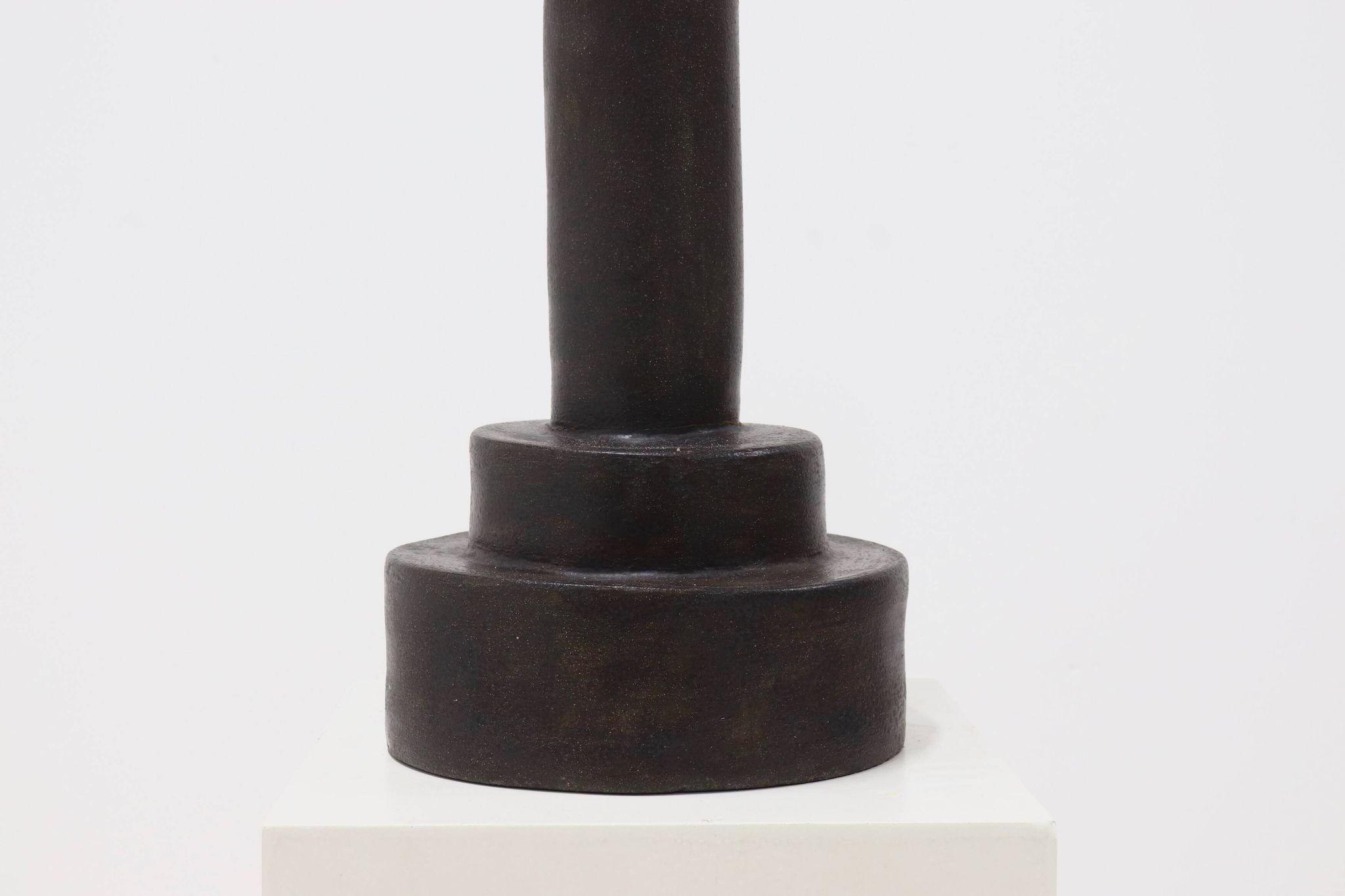 Objet cylindrique en grès brutaliste signé Studio Pottery années 1960