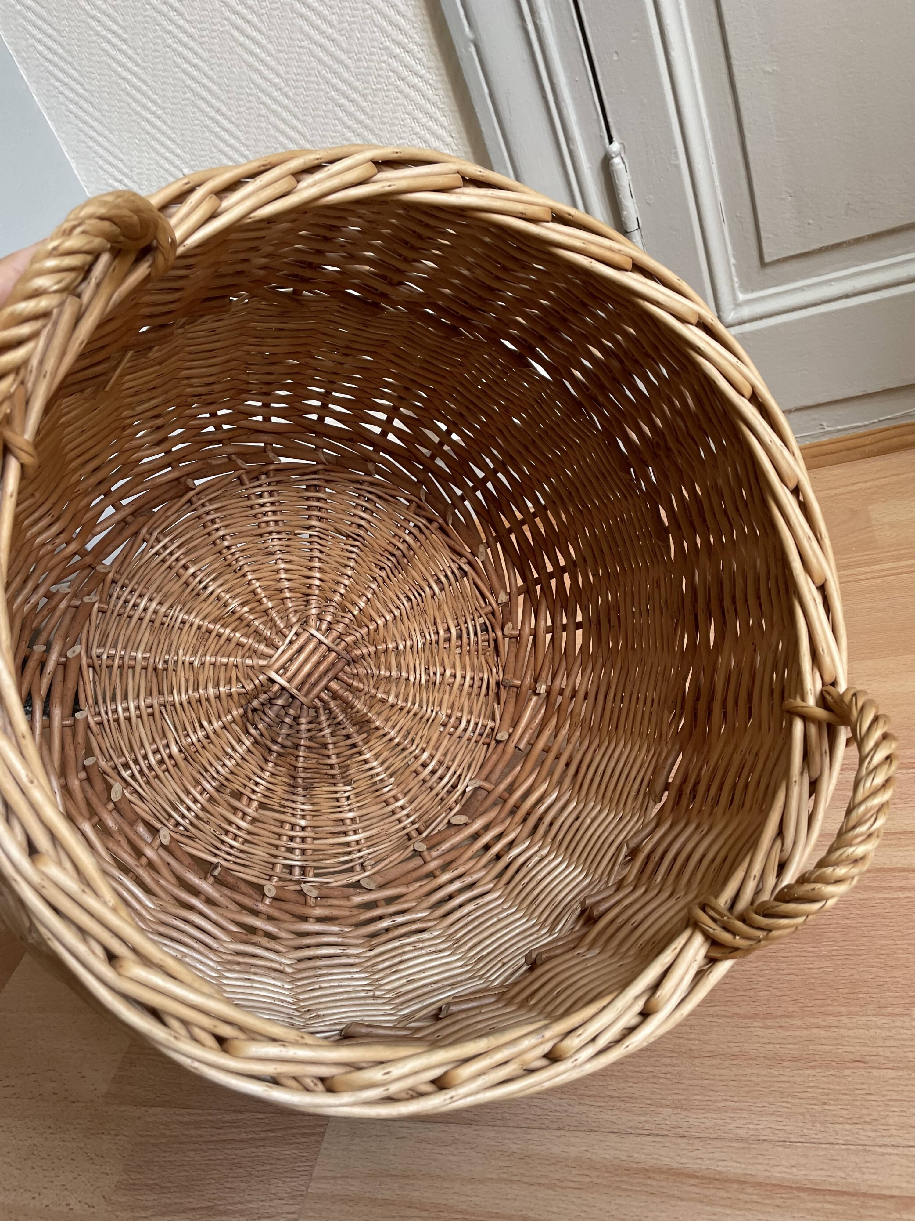 Wicker laundry basket