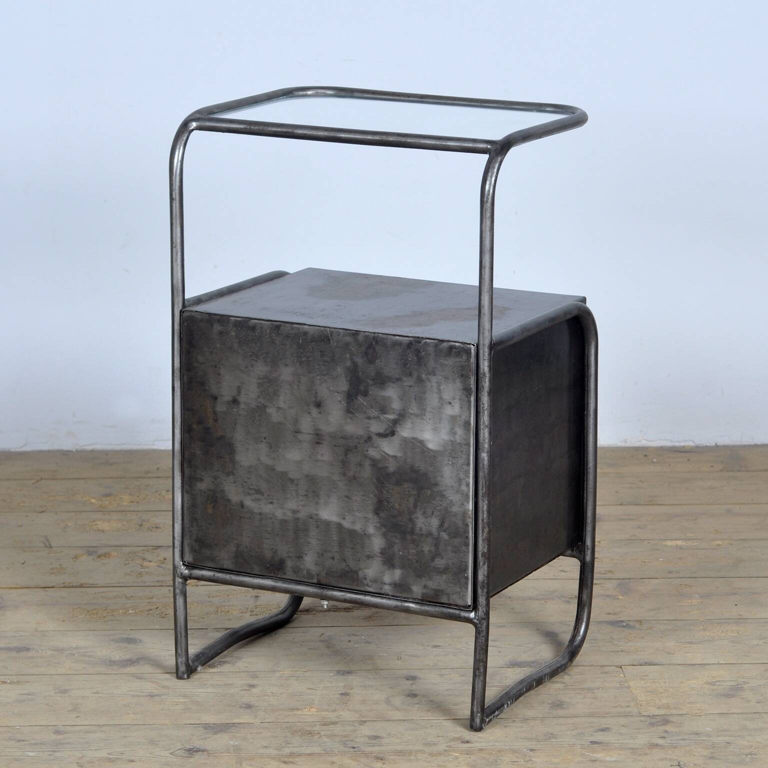 Ensemble de tables de chevet en fer, vers 1950