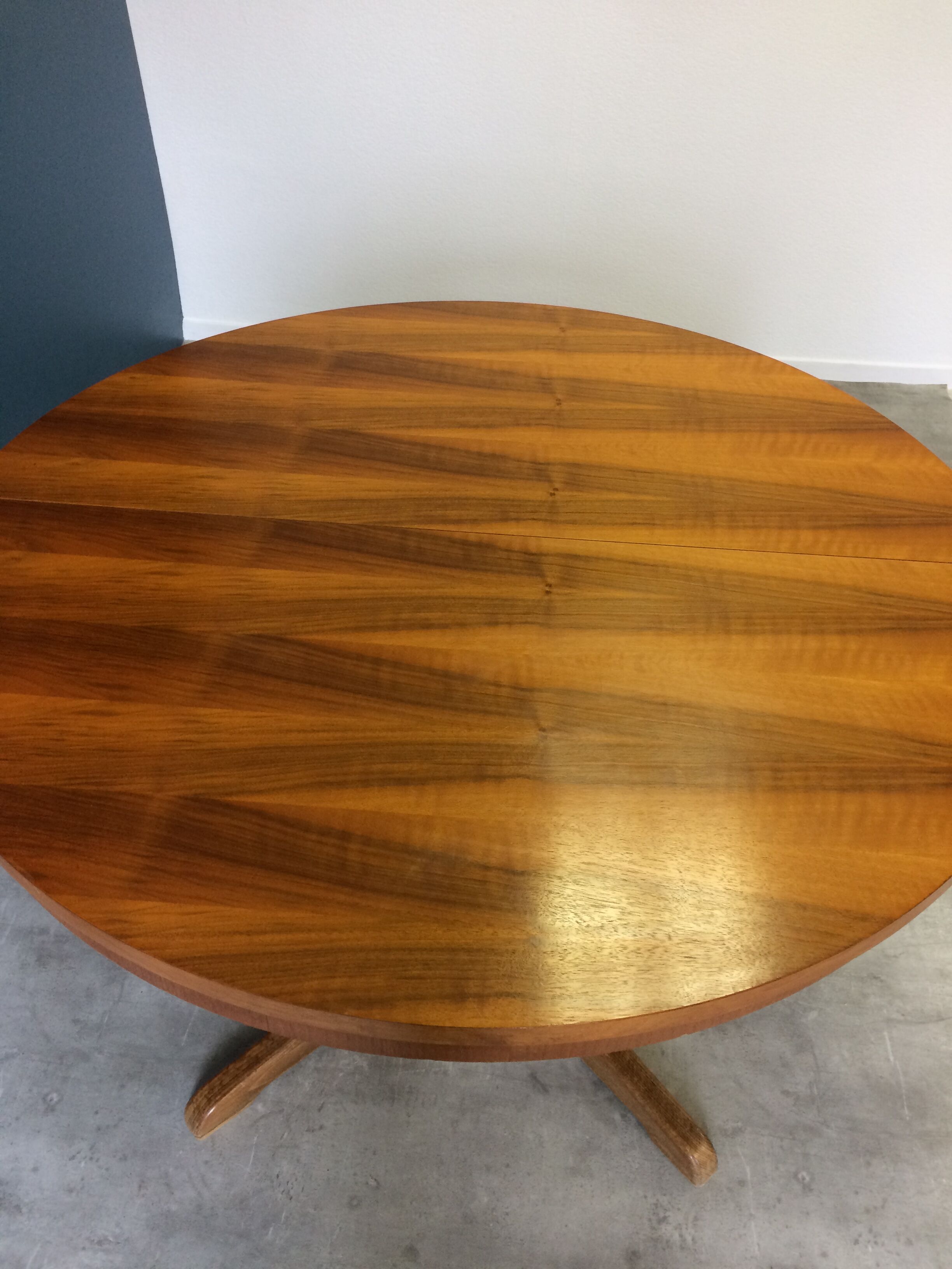 Extendable round table with butterfly leaf