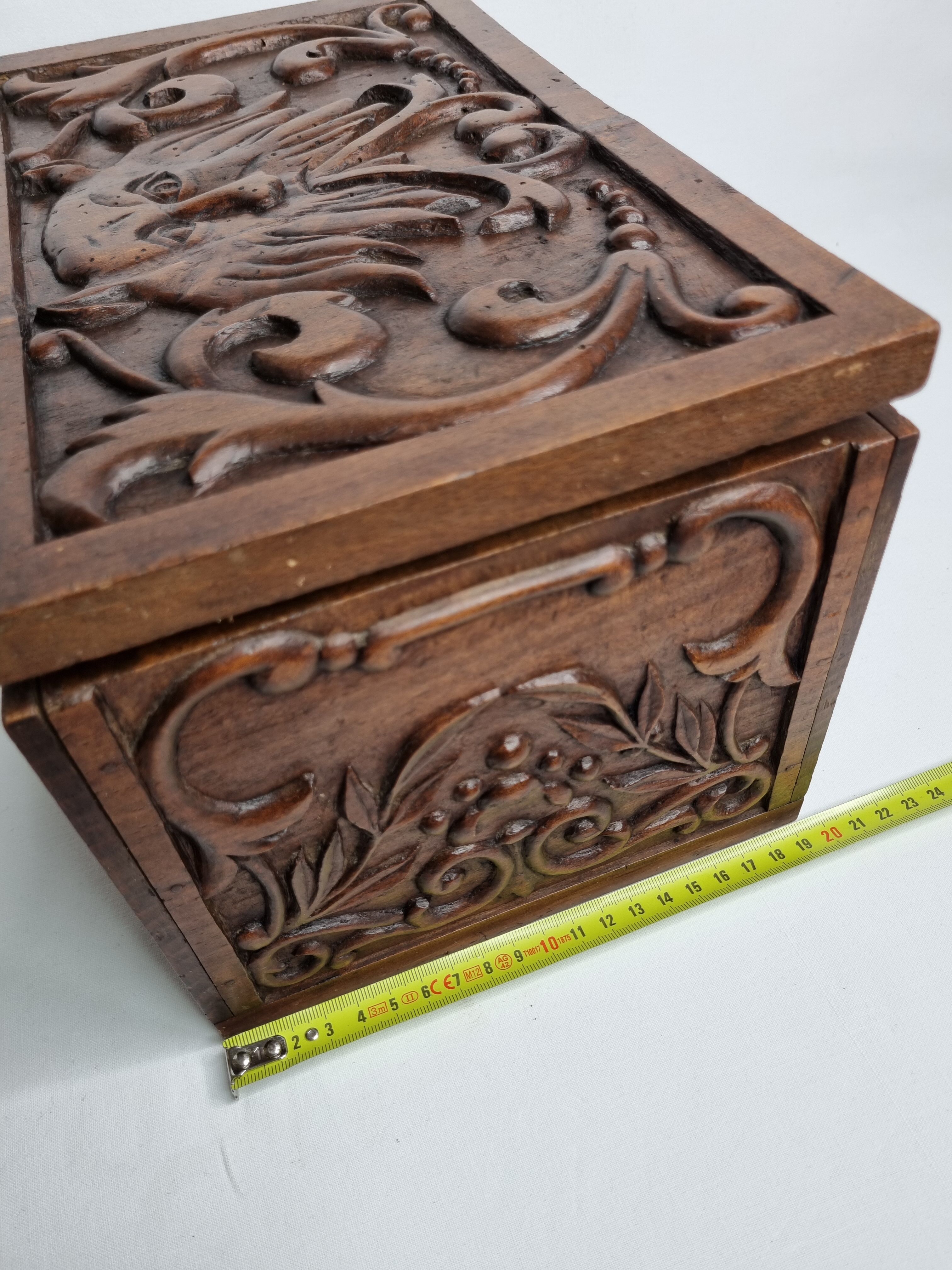 Ancien coffret en bois sculpté à décor de mascaron