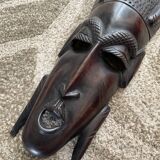 Masque africain en ébène sculpté