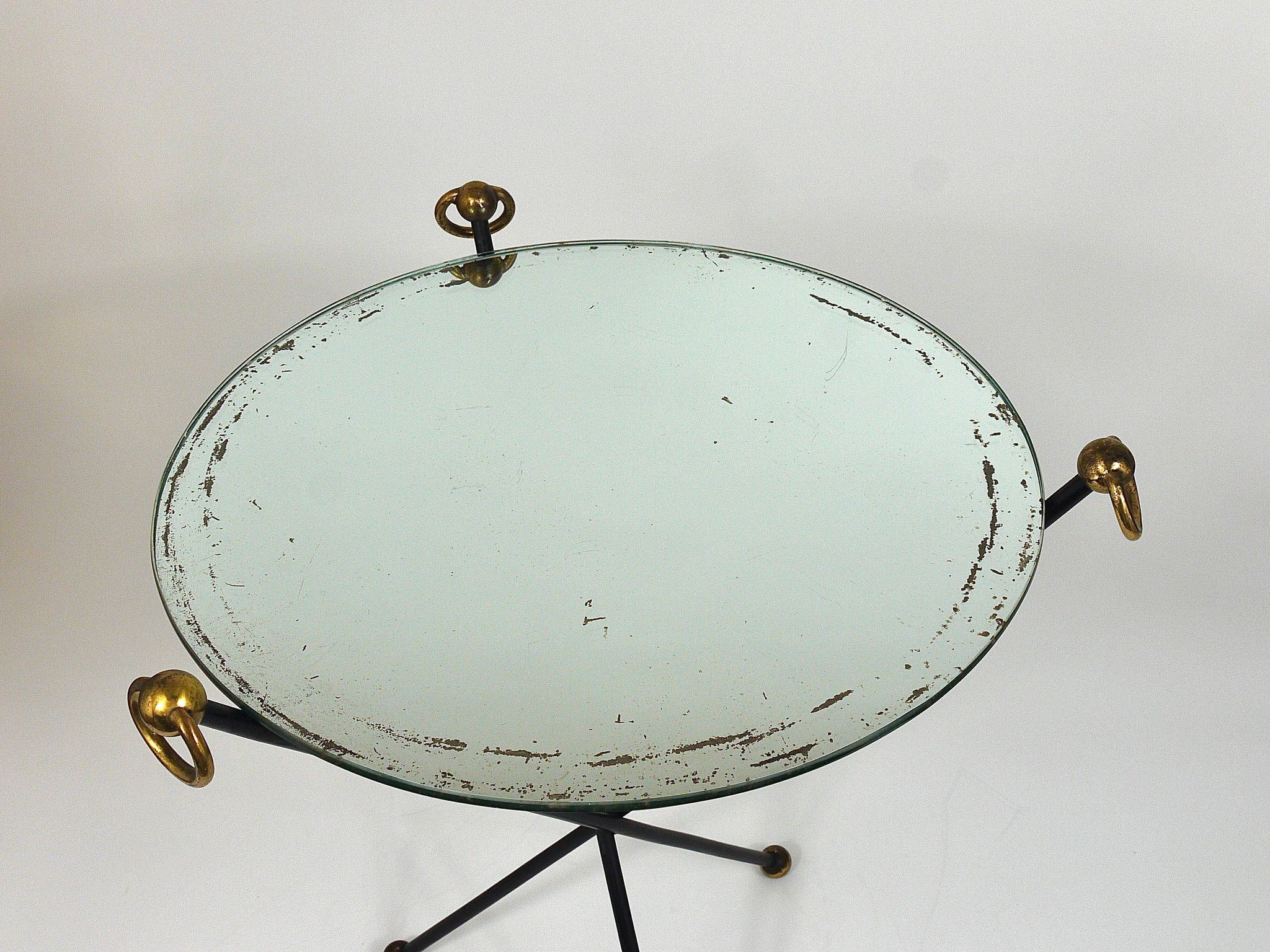 Table d'appoint miroir française milieu du siècle, style Jacques Adnet, laiton, années 1950