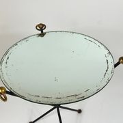 Table d'appoint miroir française milieu du siècle, style Jacques Adnet, laiton, années 1950
