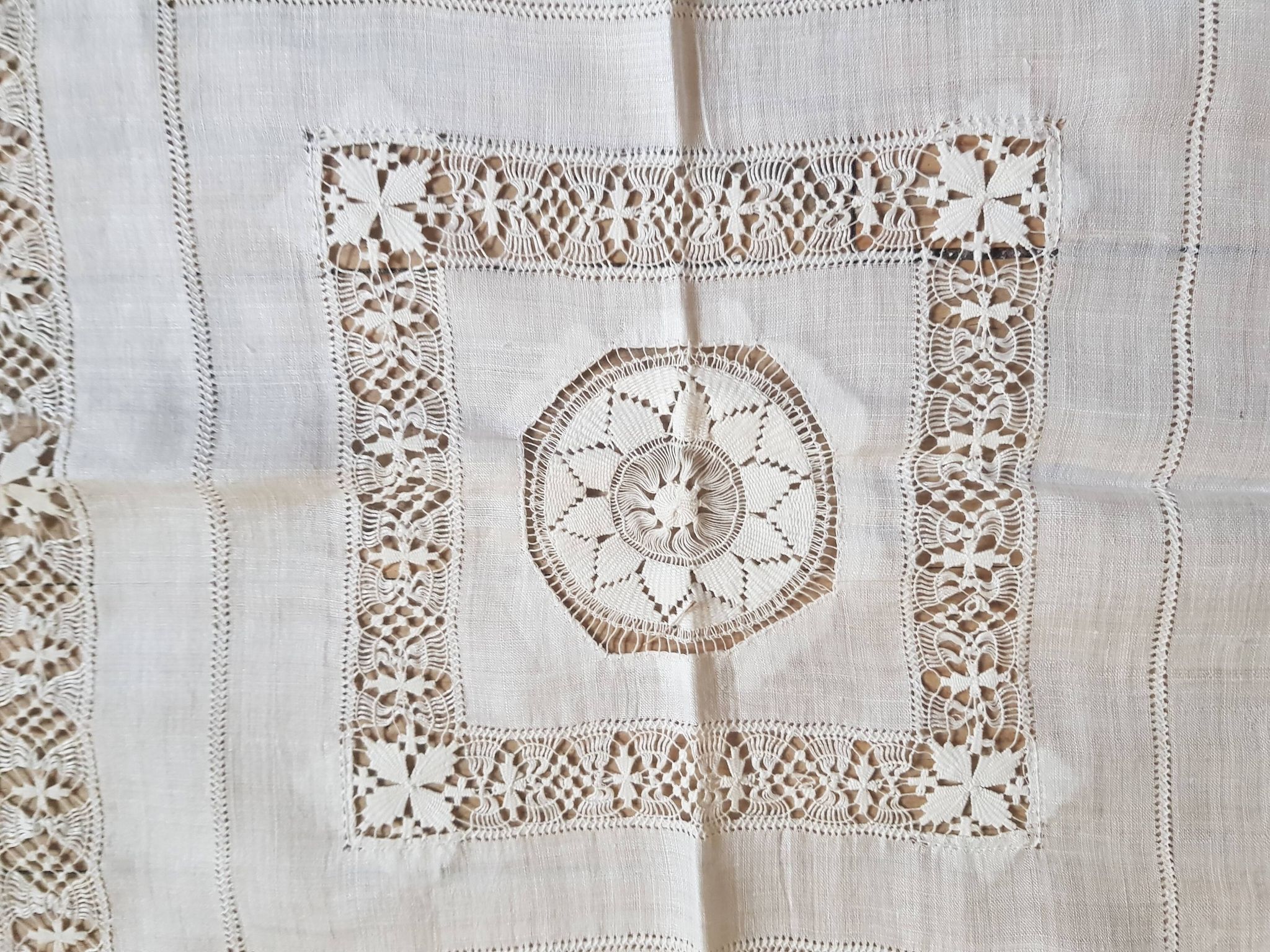 Nappe brodée main
