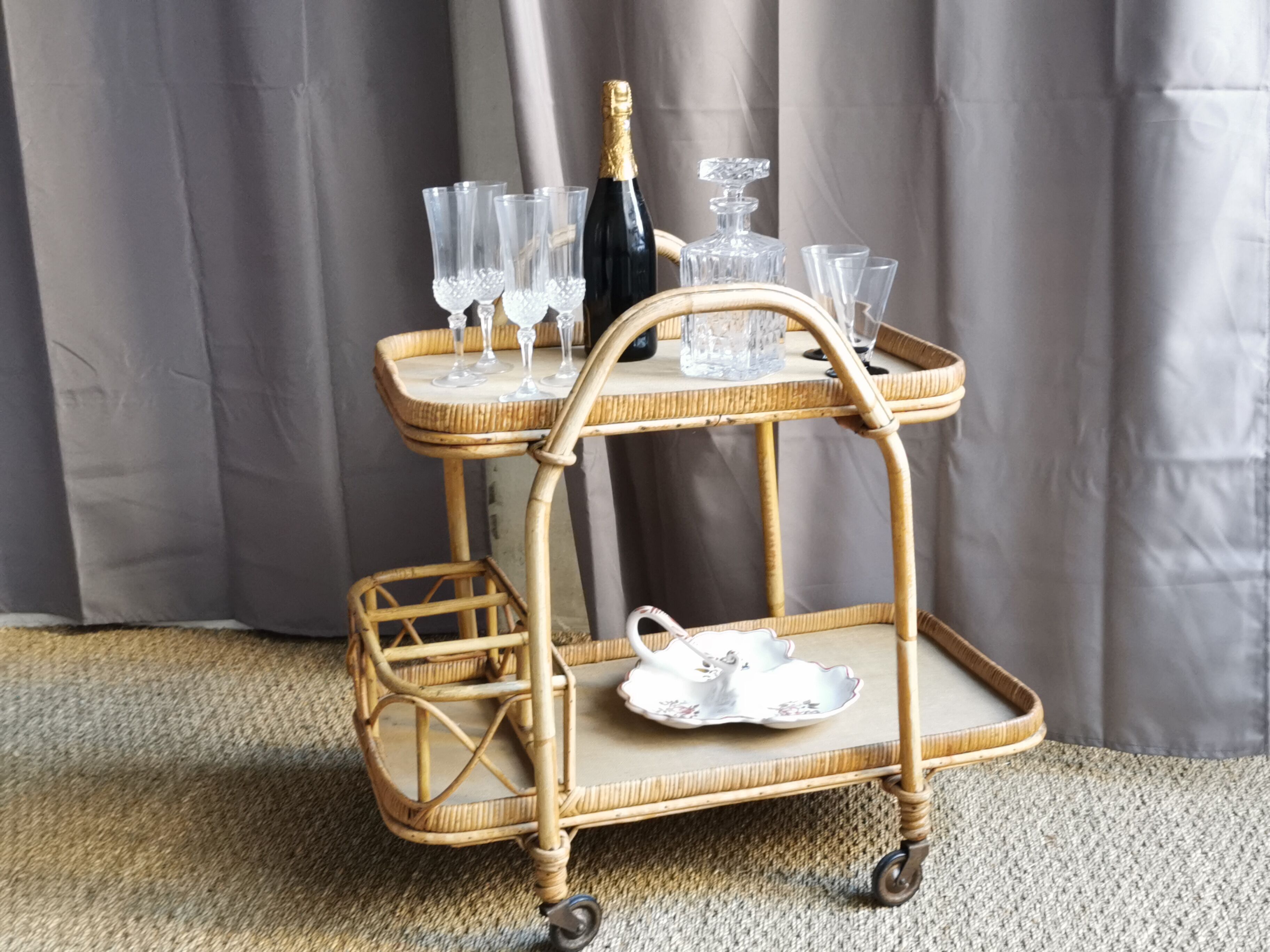 Vintage dessert in rattan