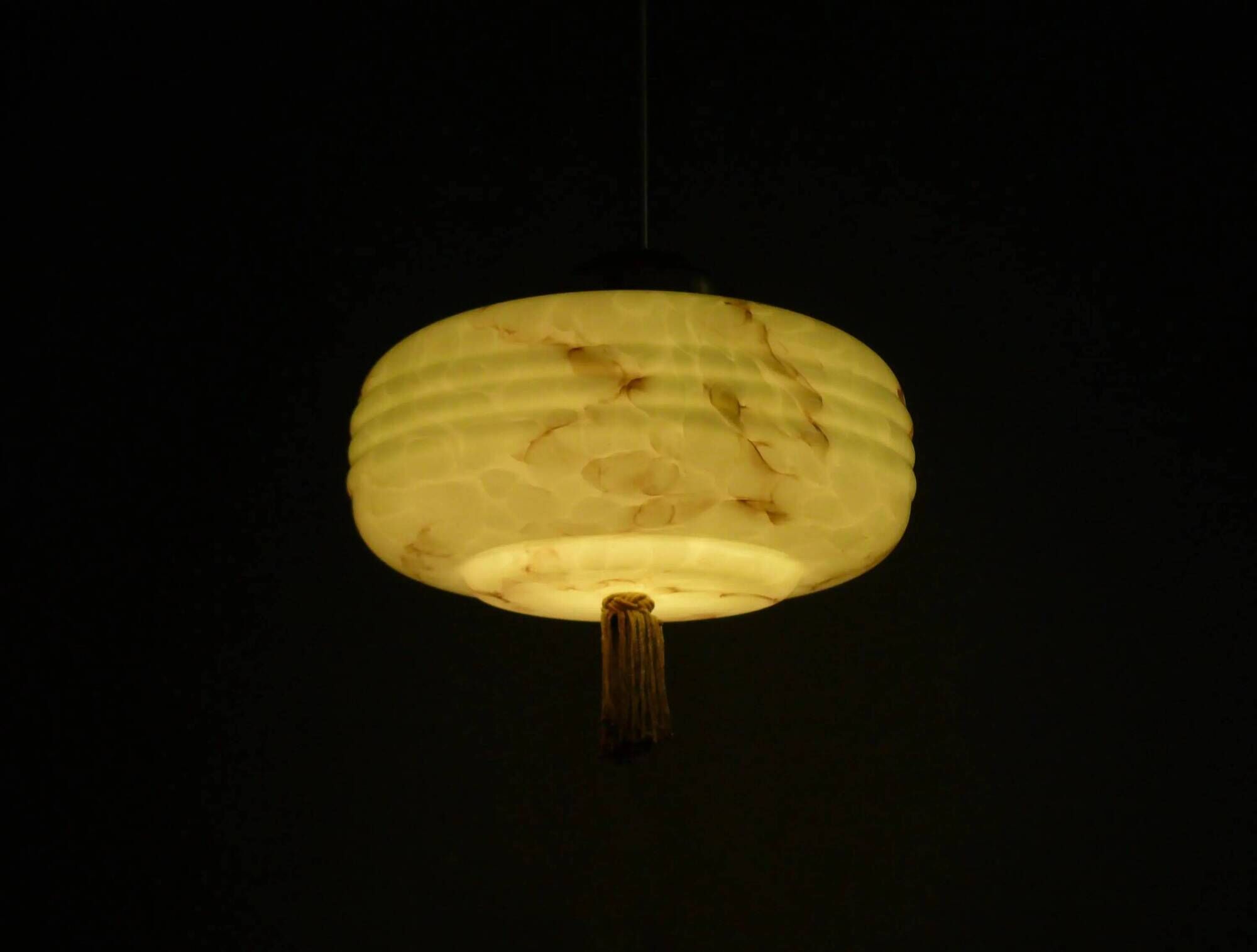 Lampe à pendentif Art Déco avec suspension en laiton et abat-jour en verre marbré.
