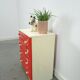Vintage ladekast met rood roze kunststof lades 1970