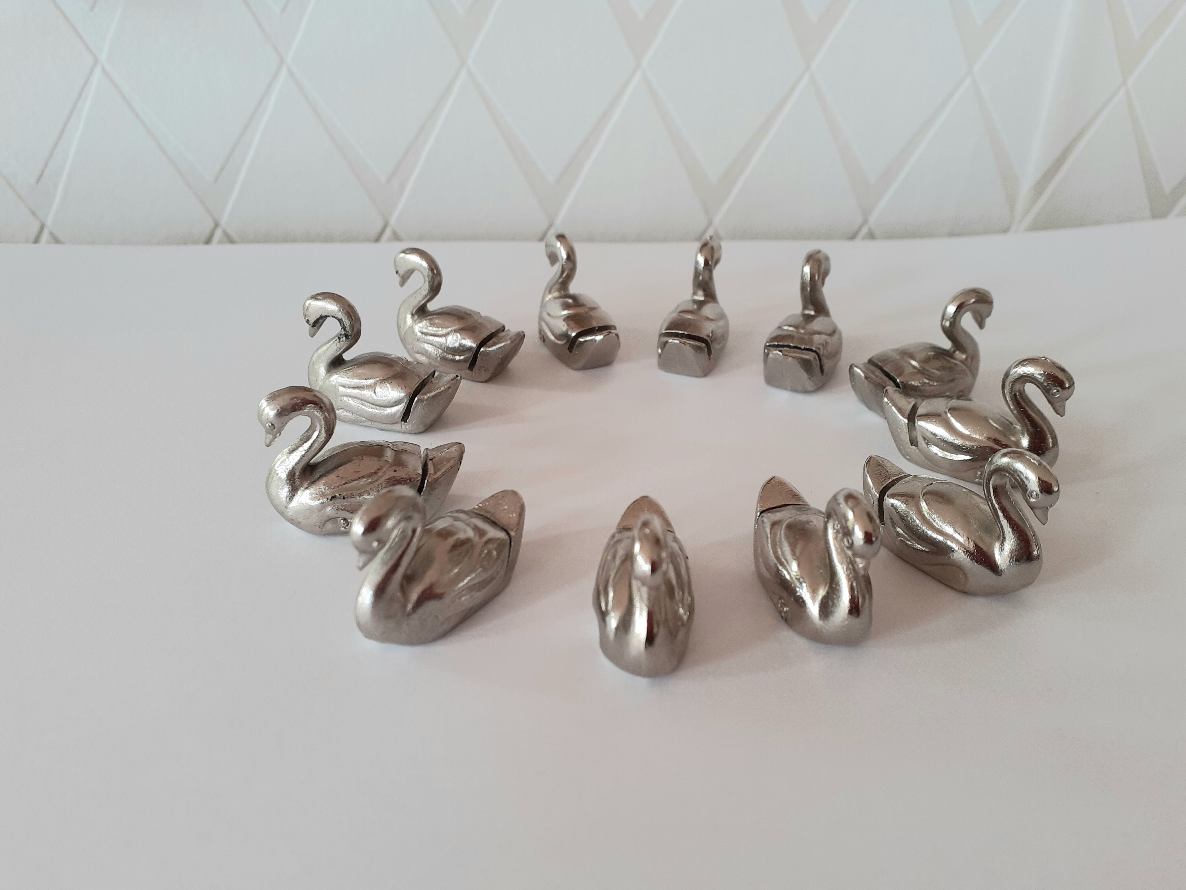 Set of 12 place-marked swans with names