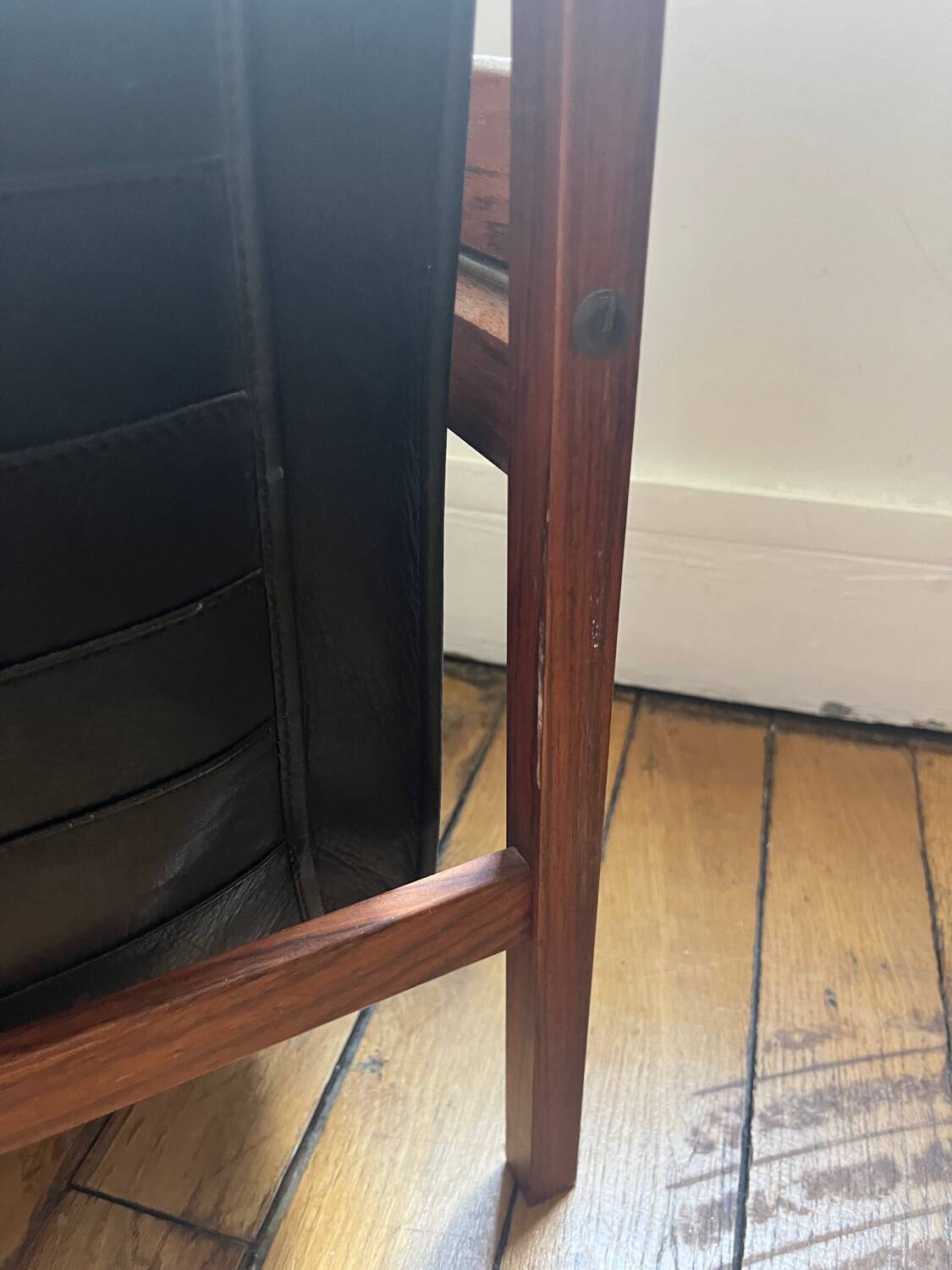 Porte revues scandinave en palissandre de Rio et cuir