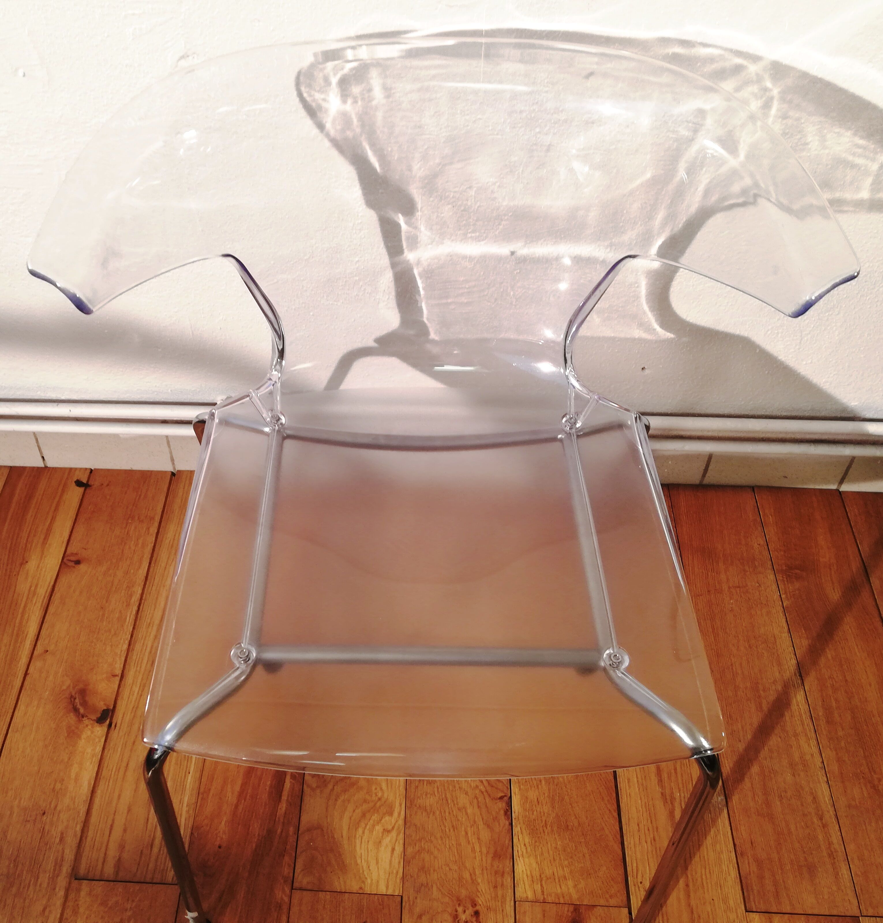 Chaise transparente