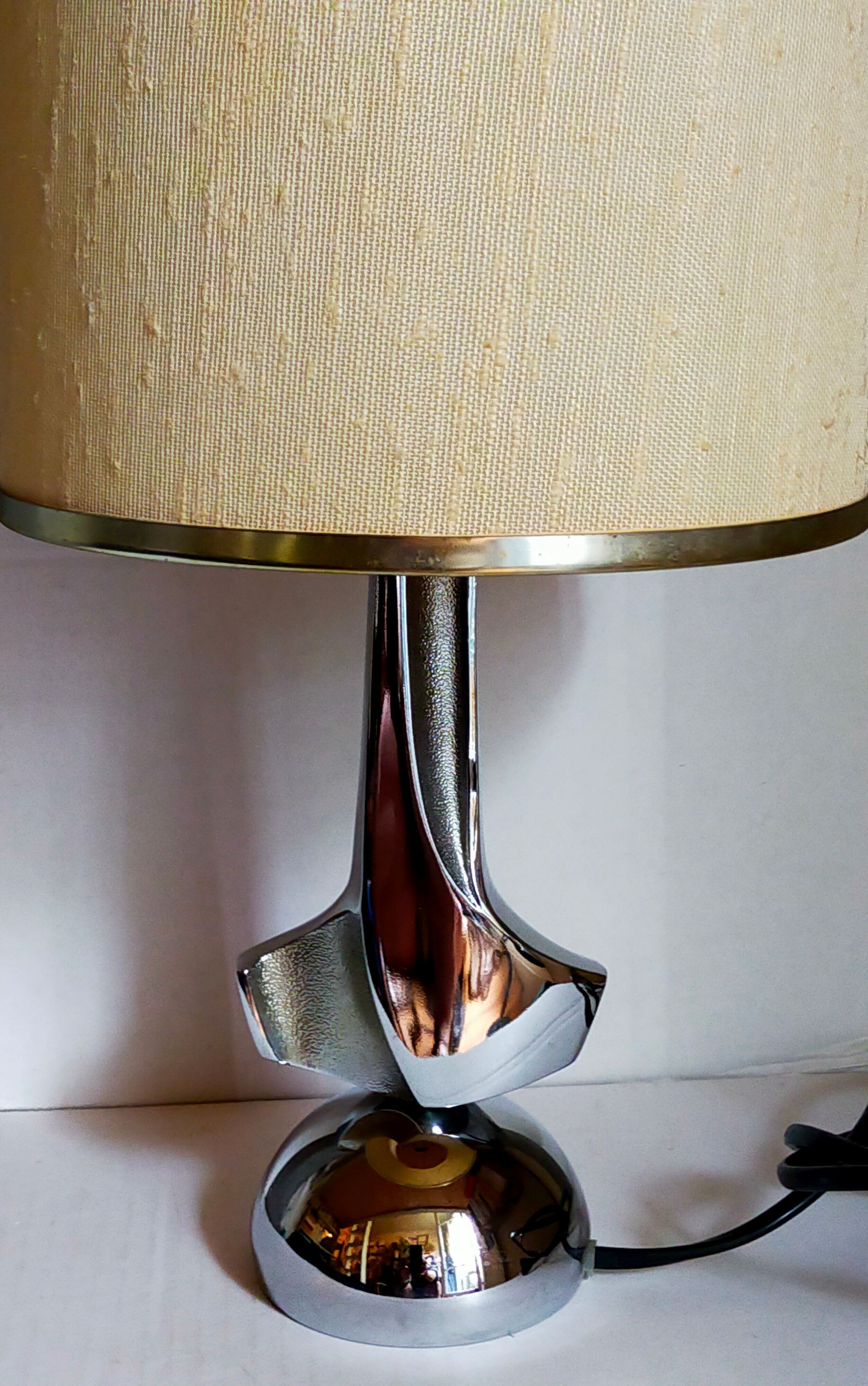 Lampe moderniste métal chromé années 70, abat-jour en toile beige