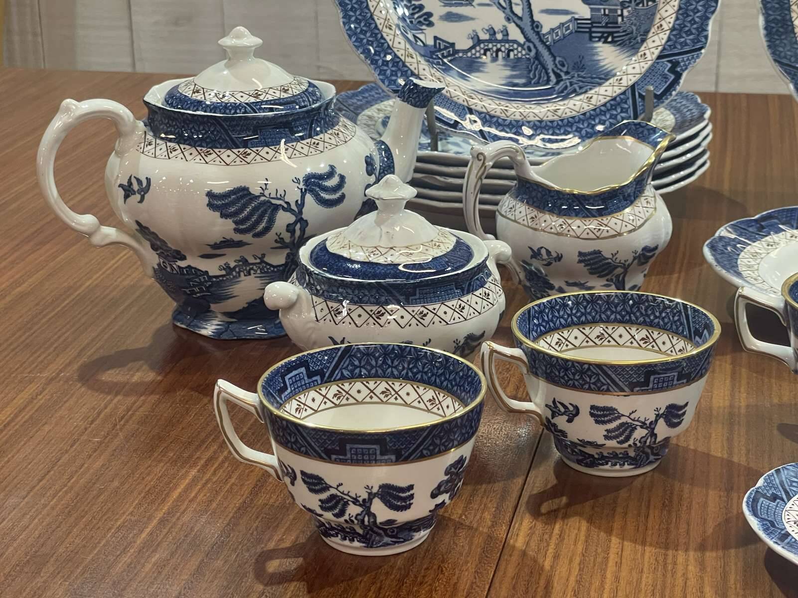 REAL OLD WILLOW English Porcelain Dinner Service - 27 pieces