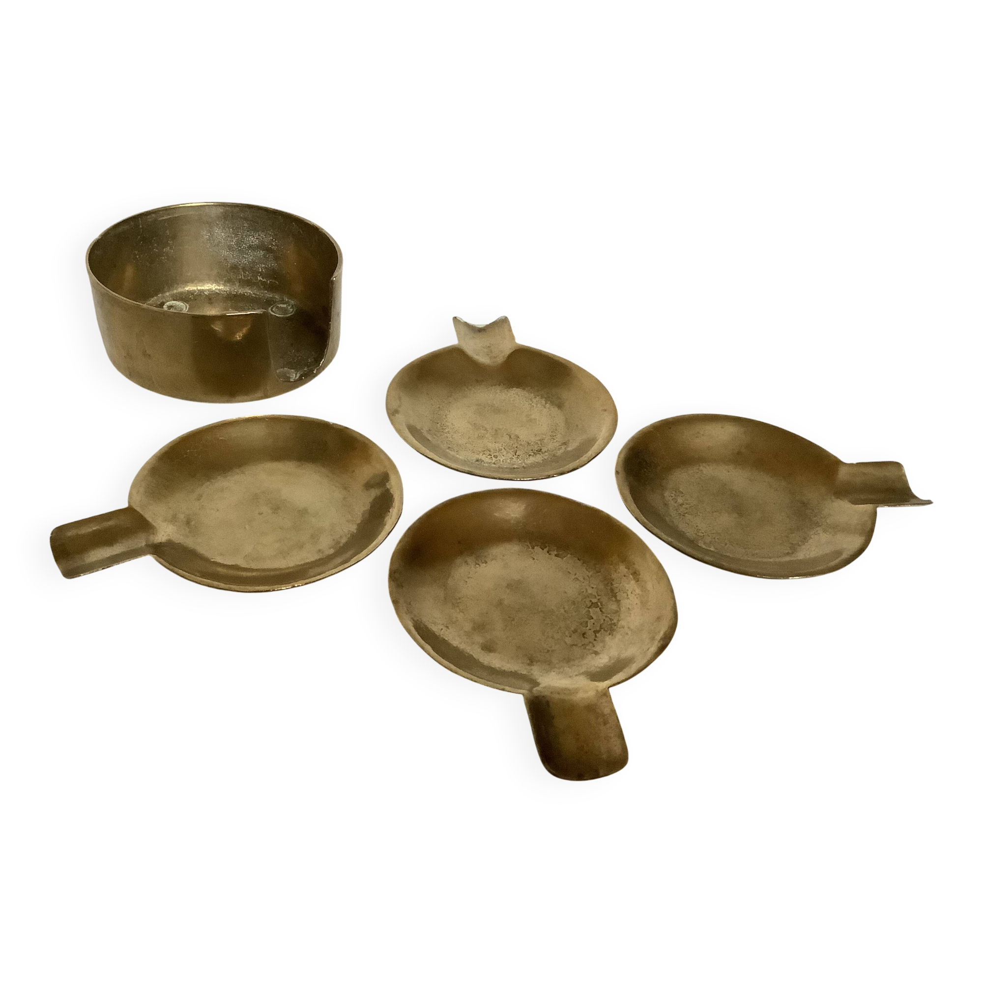 Quatre cendriers individuels en laiton