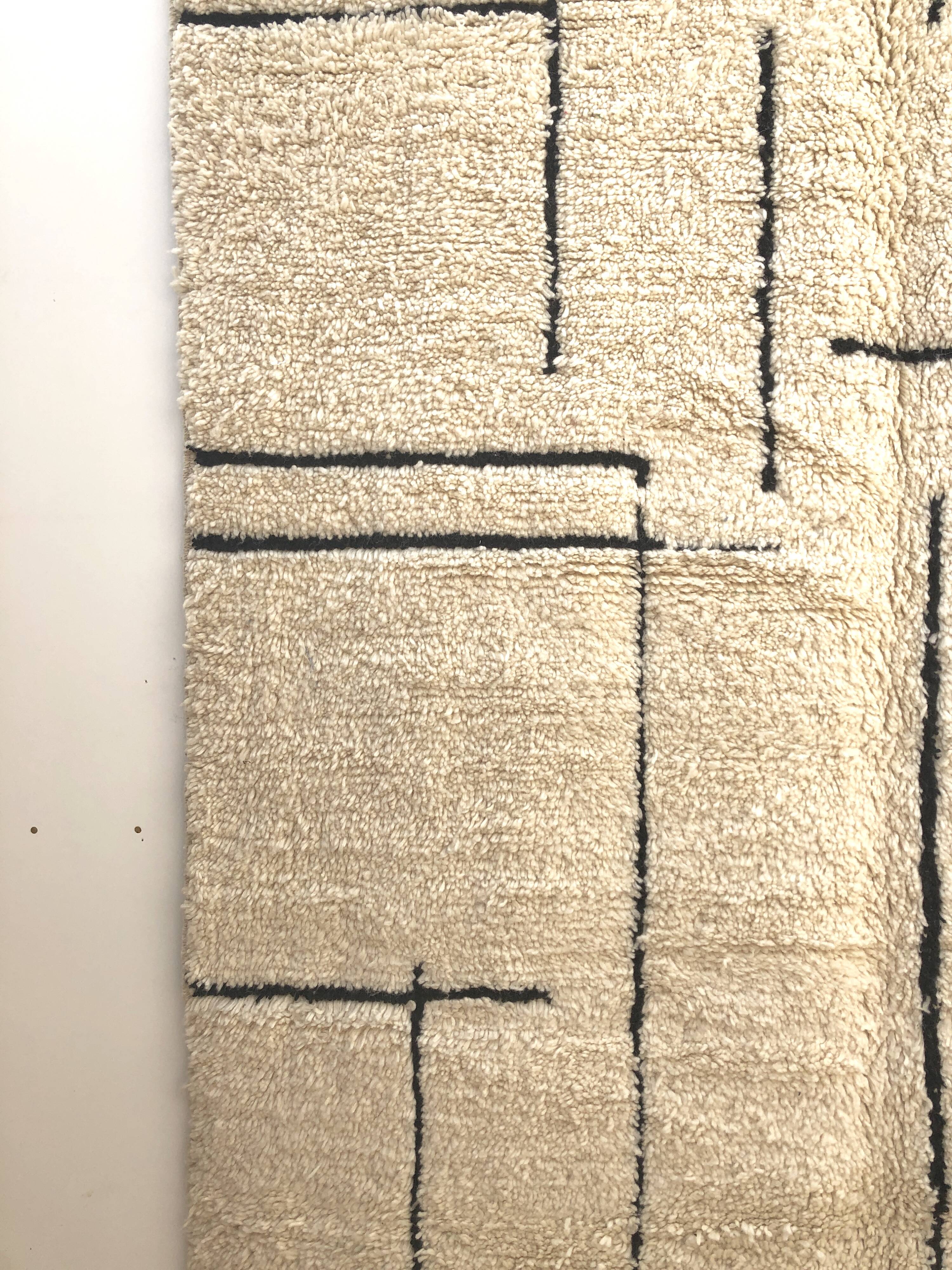 Moroccan Berber carpet Beni Ouarain Ecru with geometric black motifs 3, 04x1, 86m