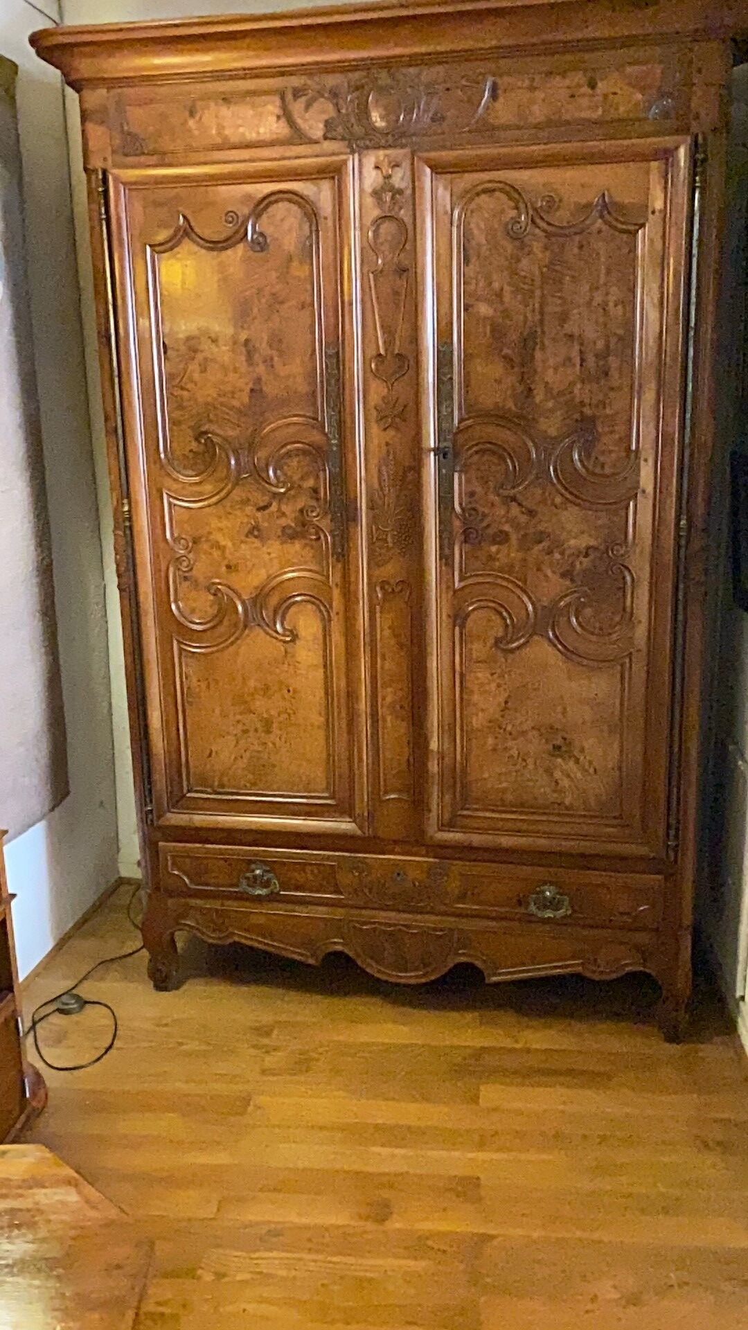 Wedding wardrobe of the Bressan country in walnut and walnut magnifying glass dated 1850