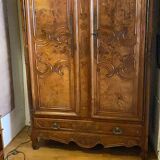 Wedding wardrobe of the Bressan country in walnut and walnut magnifying glass dated 1850