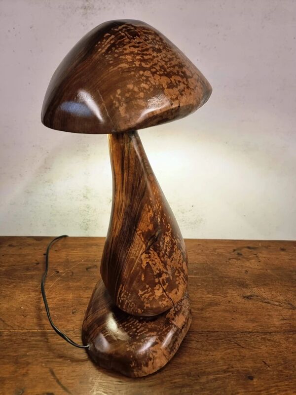Lampe de table champignon en bois sculpté à la main avec LED intégrée