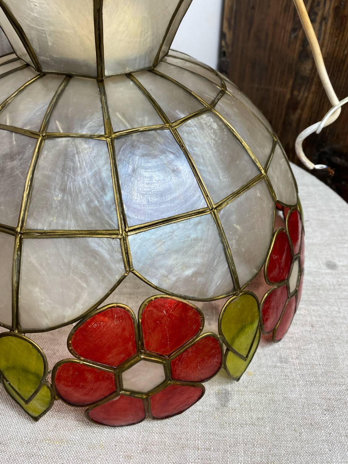 Vintage pendant light in mother-of-pearl and brass