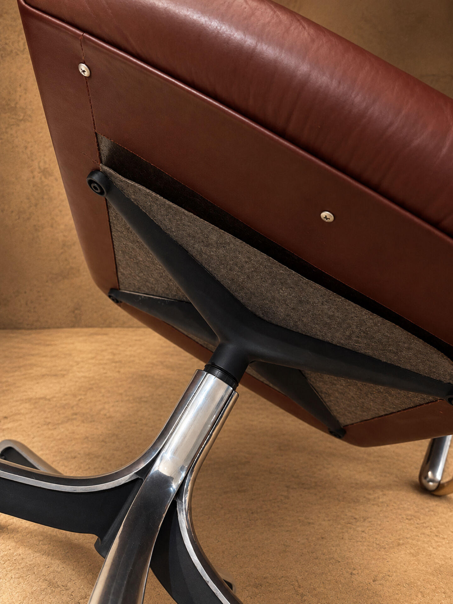 Nomadic leather armchair P128 Osvaldo Borsani