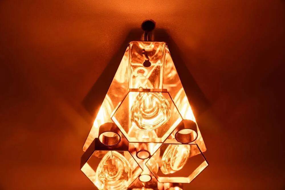 Vintage wall sconce in brass and crystal from the 1960s, Regency lamp in brass.