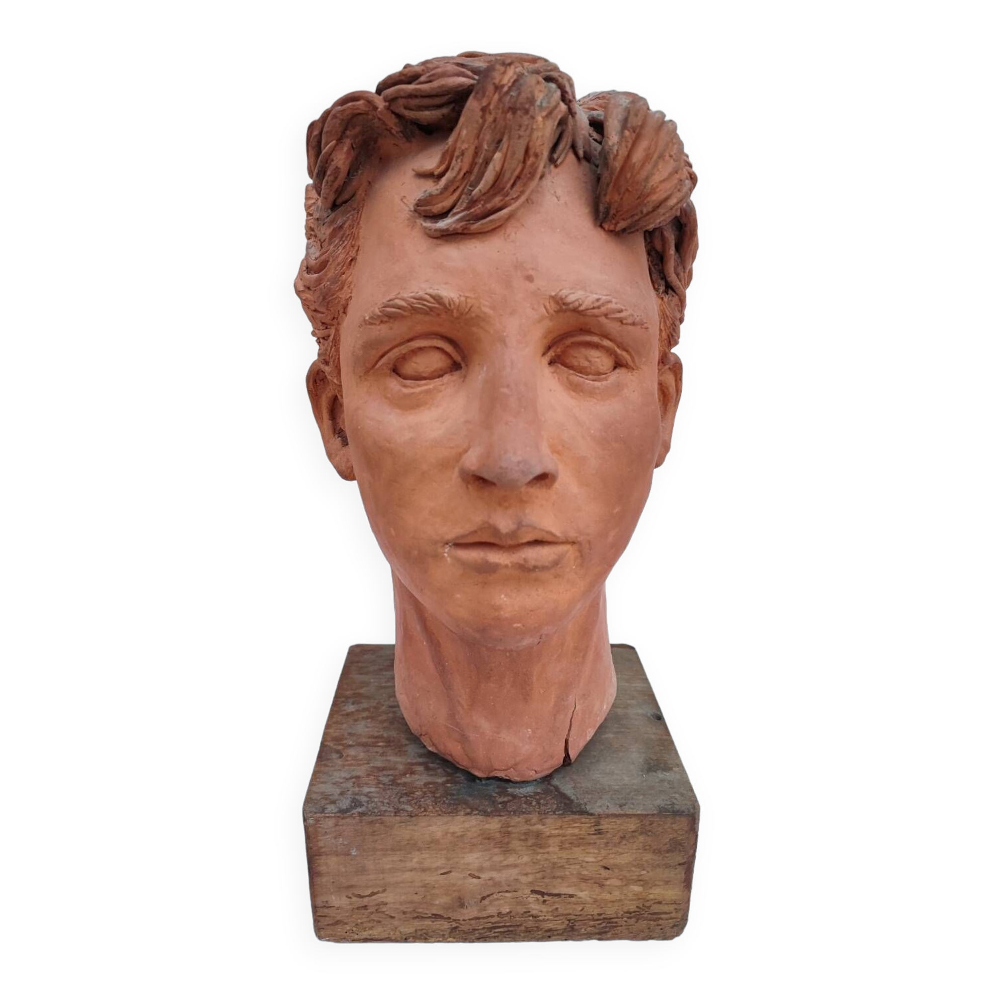 Tête de jeune homme sculptée en terre cuite