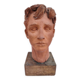 Tête de jeune homme sculptée en terre cuite