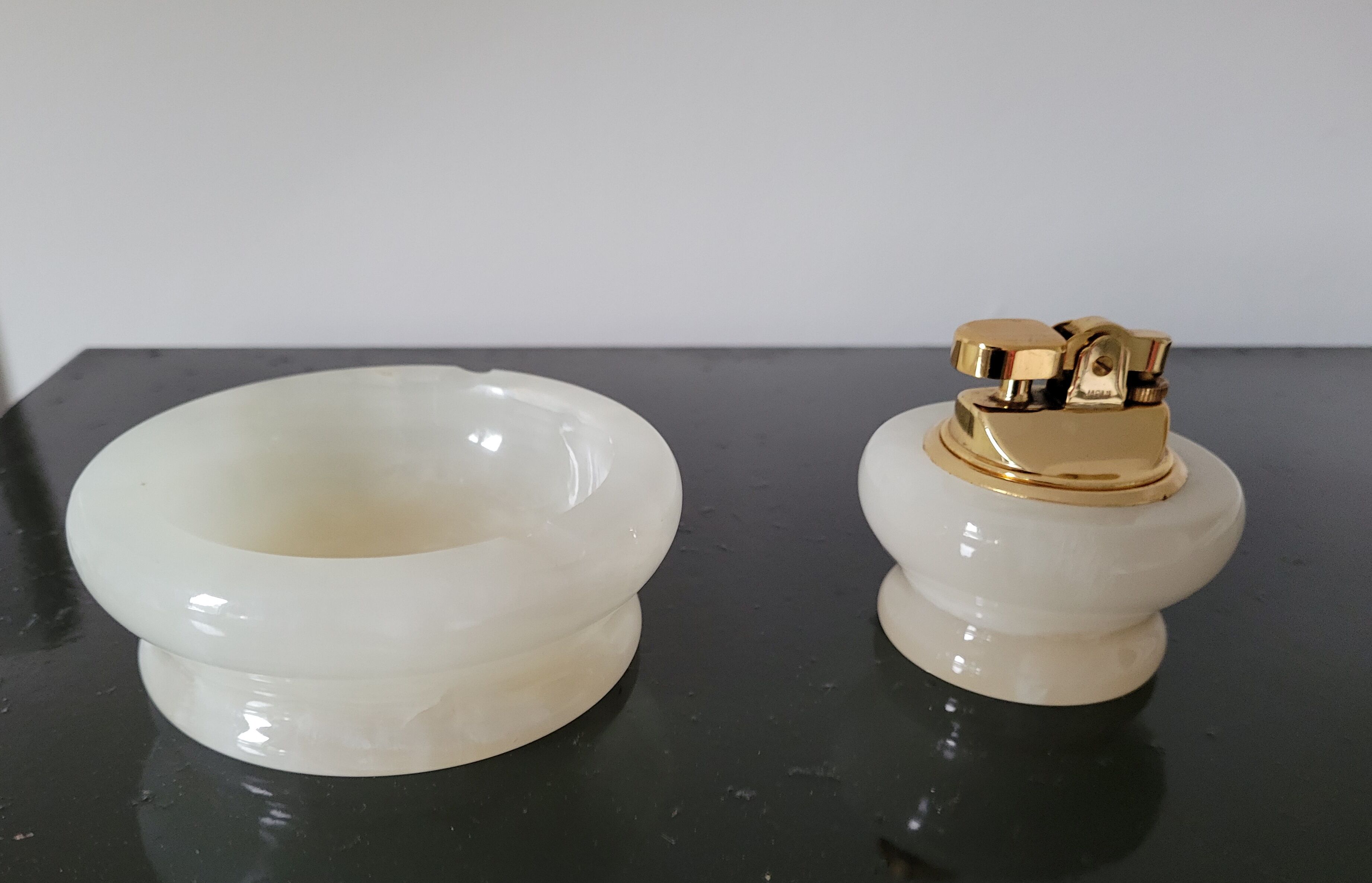 Ashtray and lighter in albatre