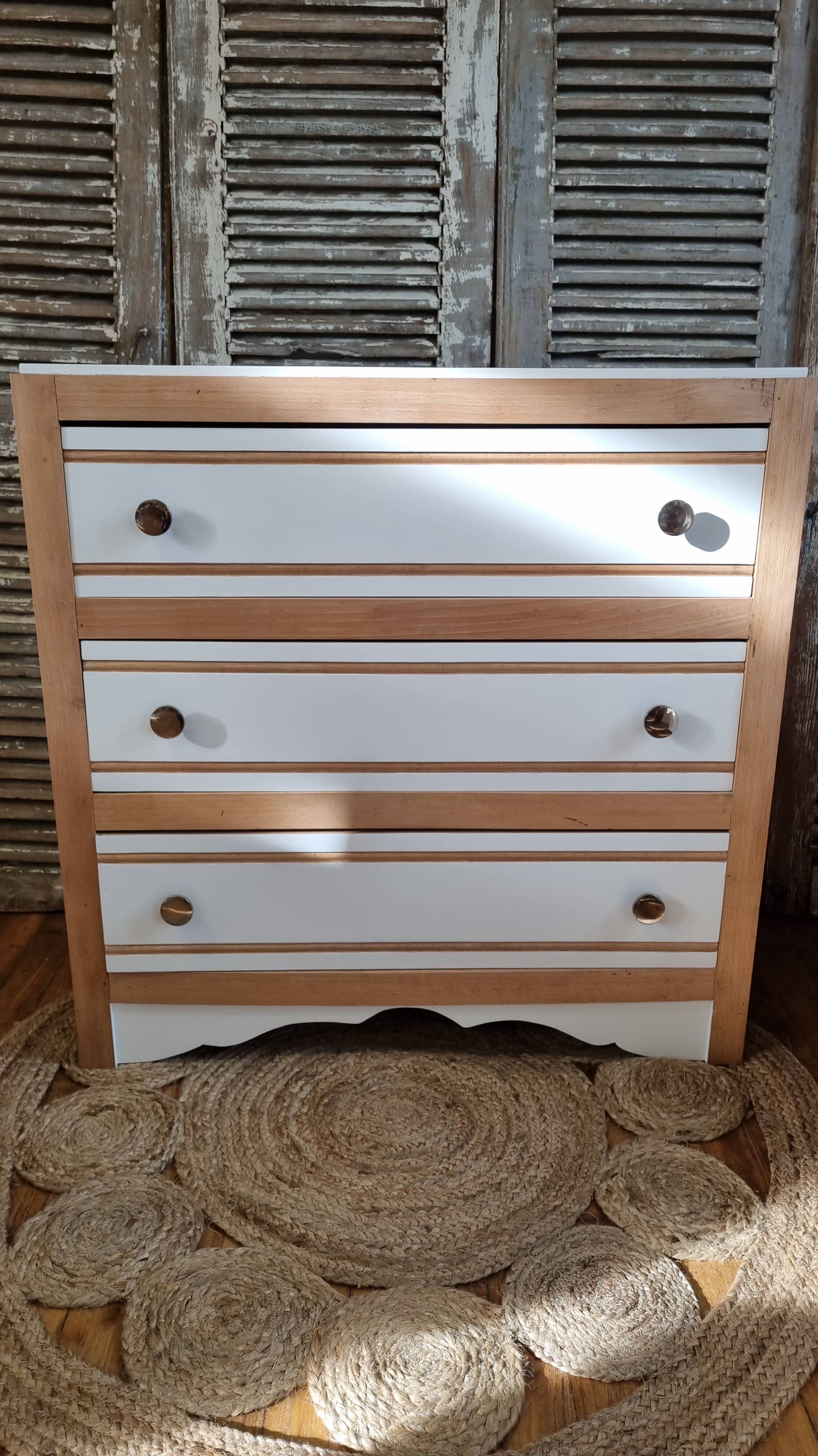 White and wood chest of drawers