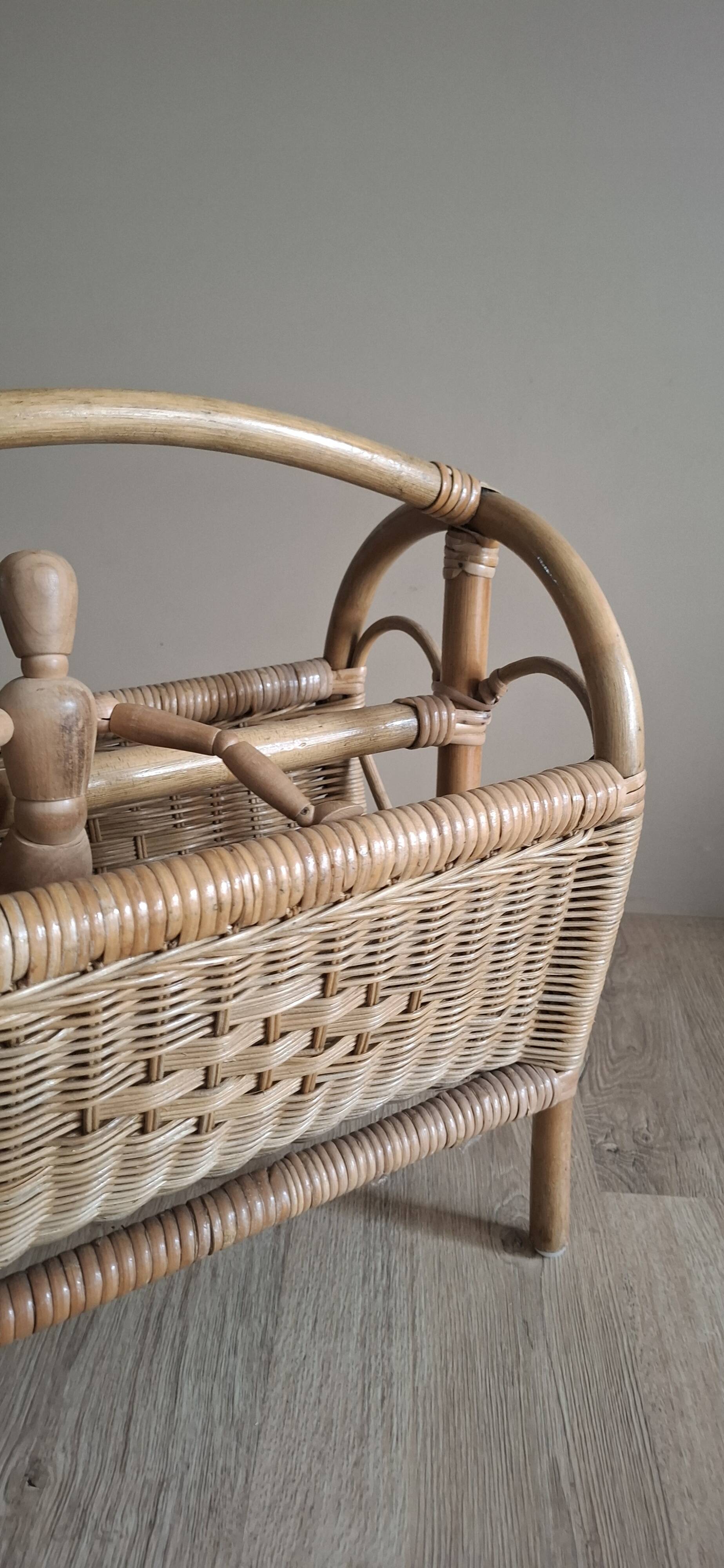 Heart-shaped rattan magazine rack