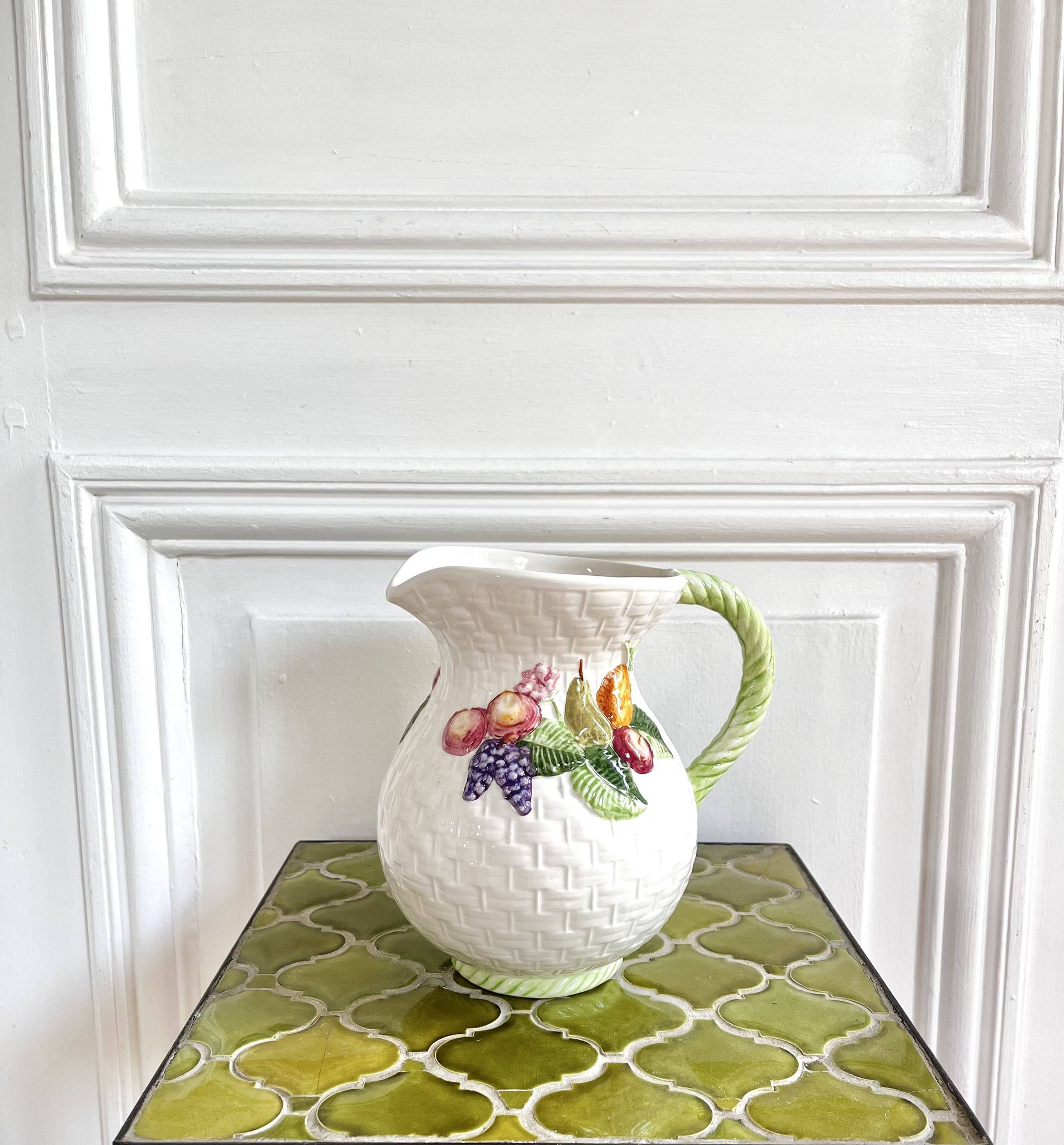 Pichet barbotine panier de fruits