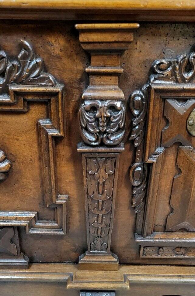 Important richly carved walnut chest – Renaissance style – 17th century