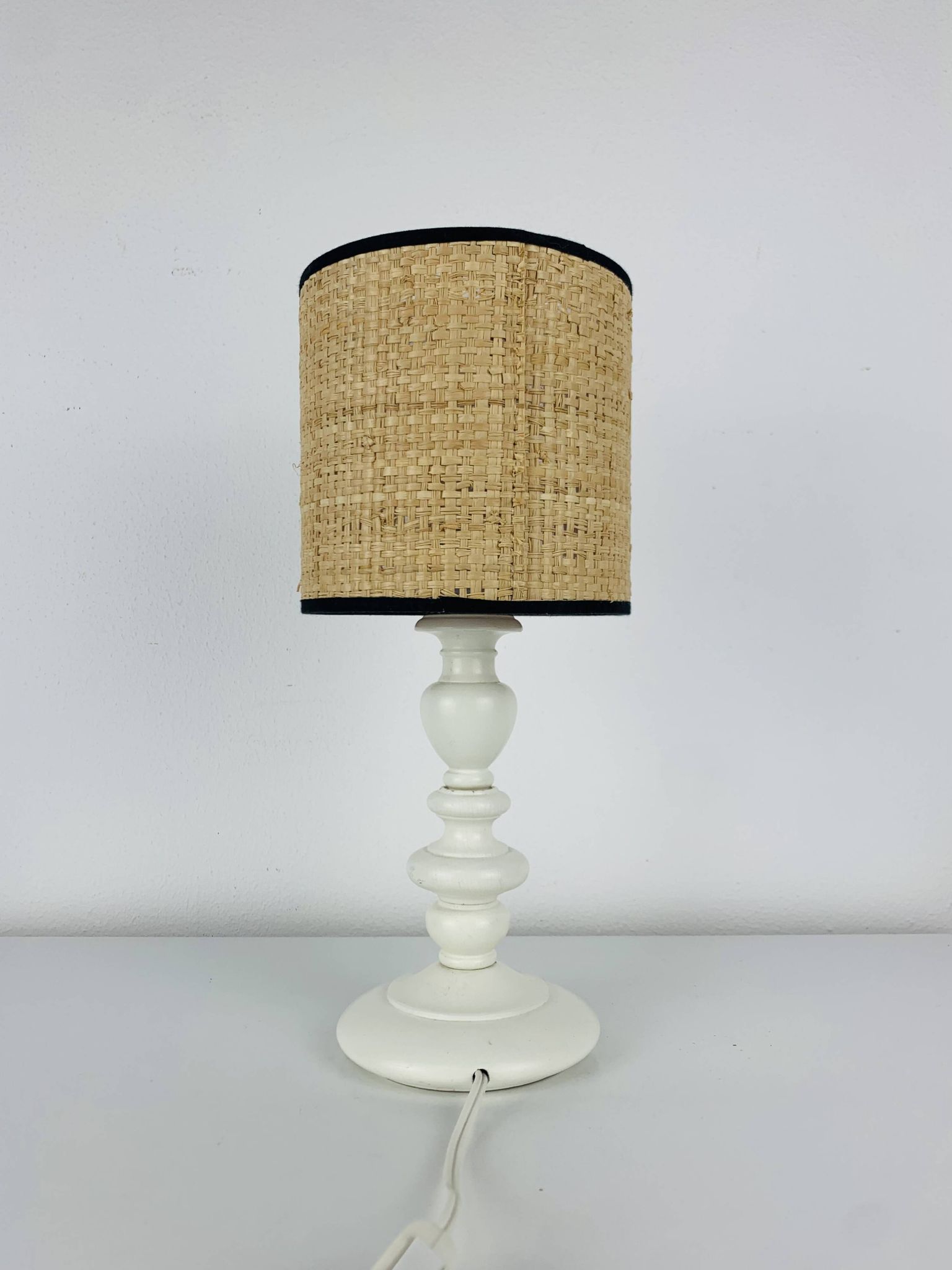 Lampe en bois tourné blanc, abat-jour en rotin, années 60