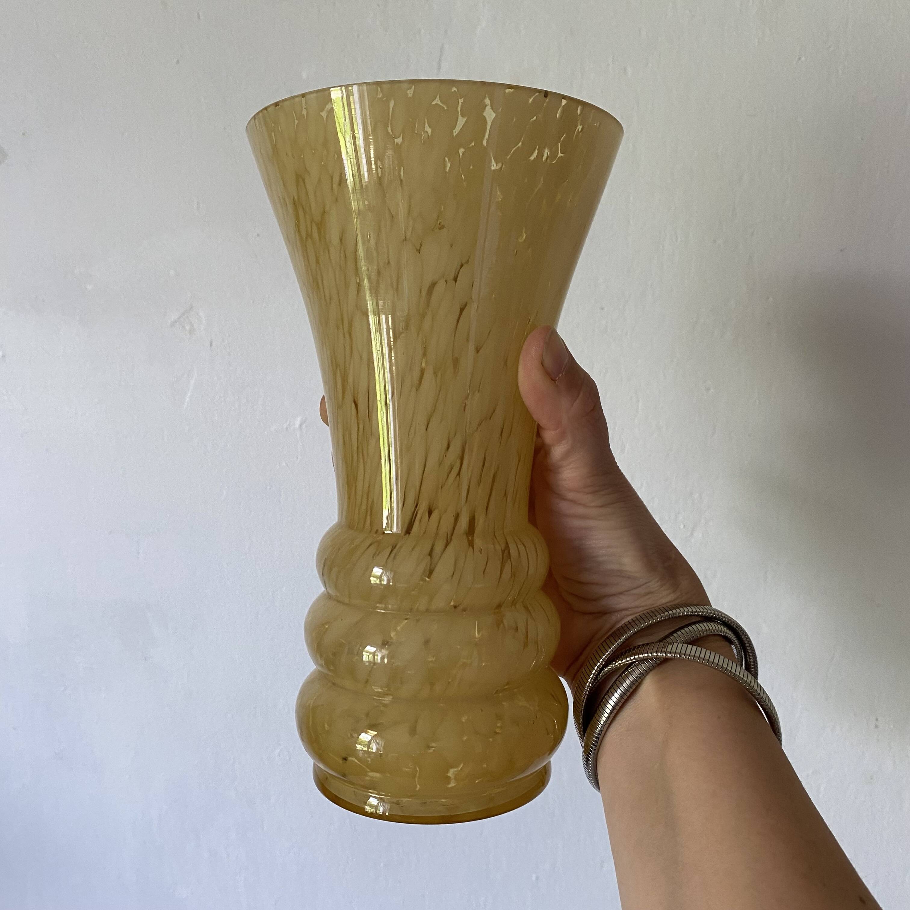 Vanilla Clichy glass vase