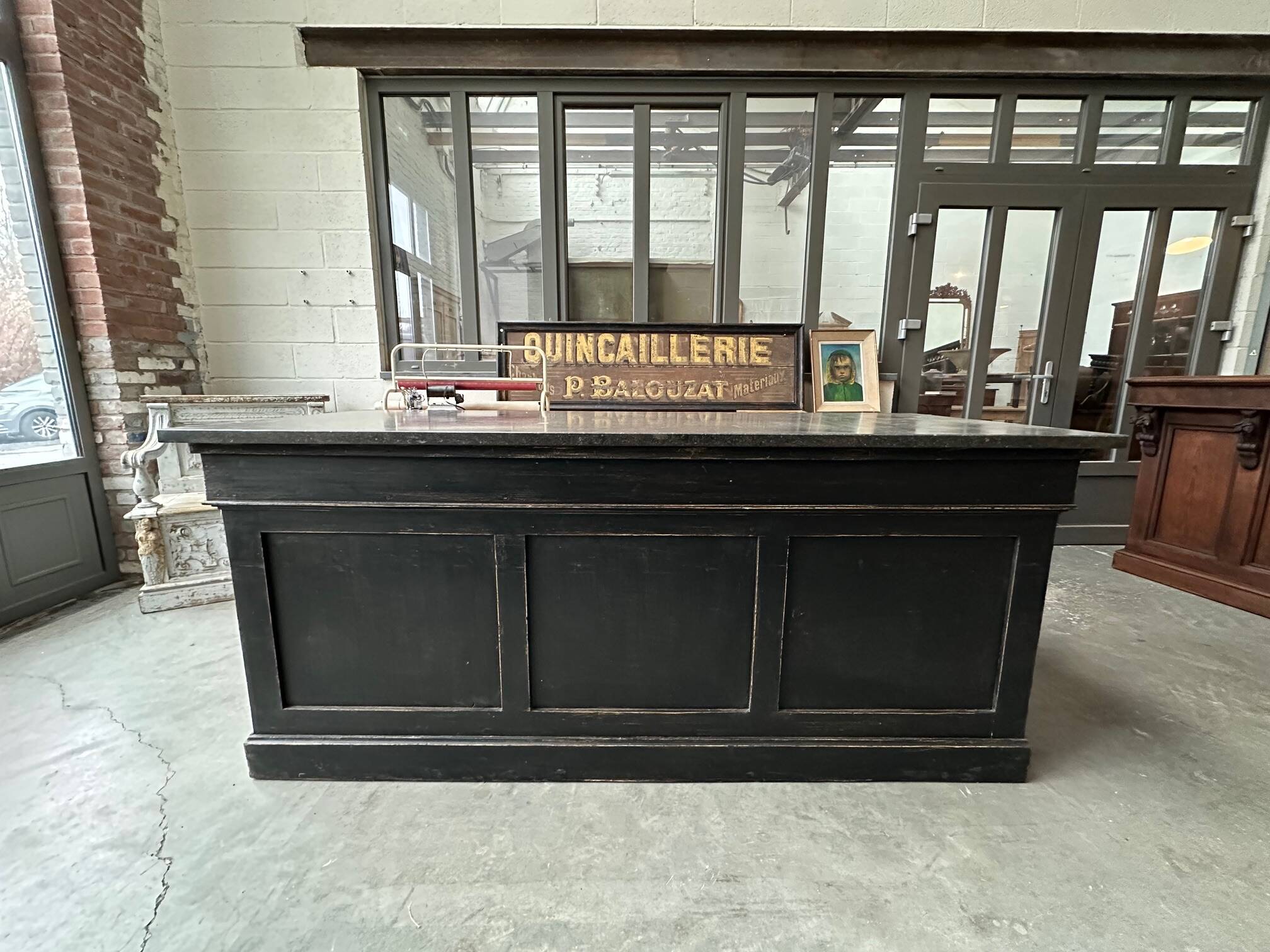 Ilot de magasin recouvert d’une pierre bleue