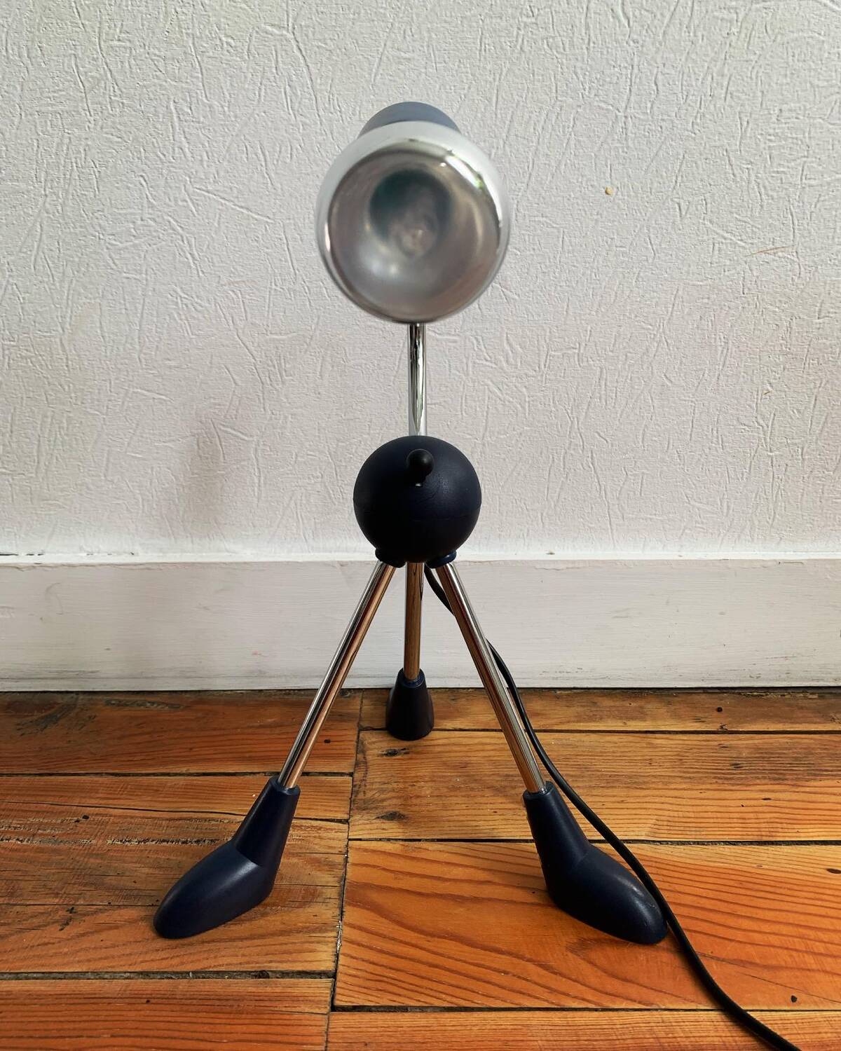 Articulated tripod foot lamp inspired by the Memphis movement