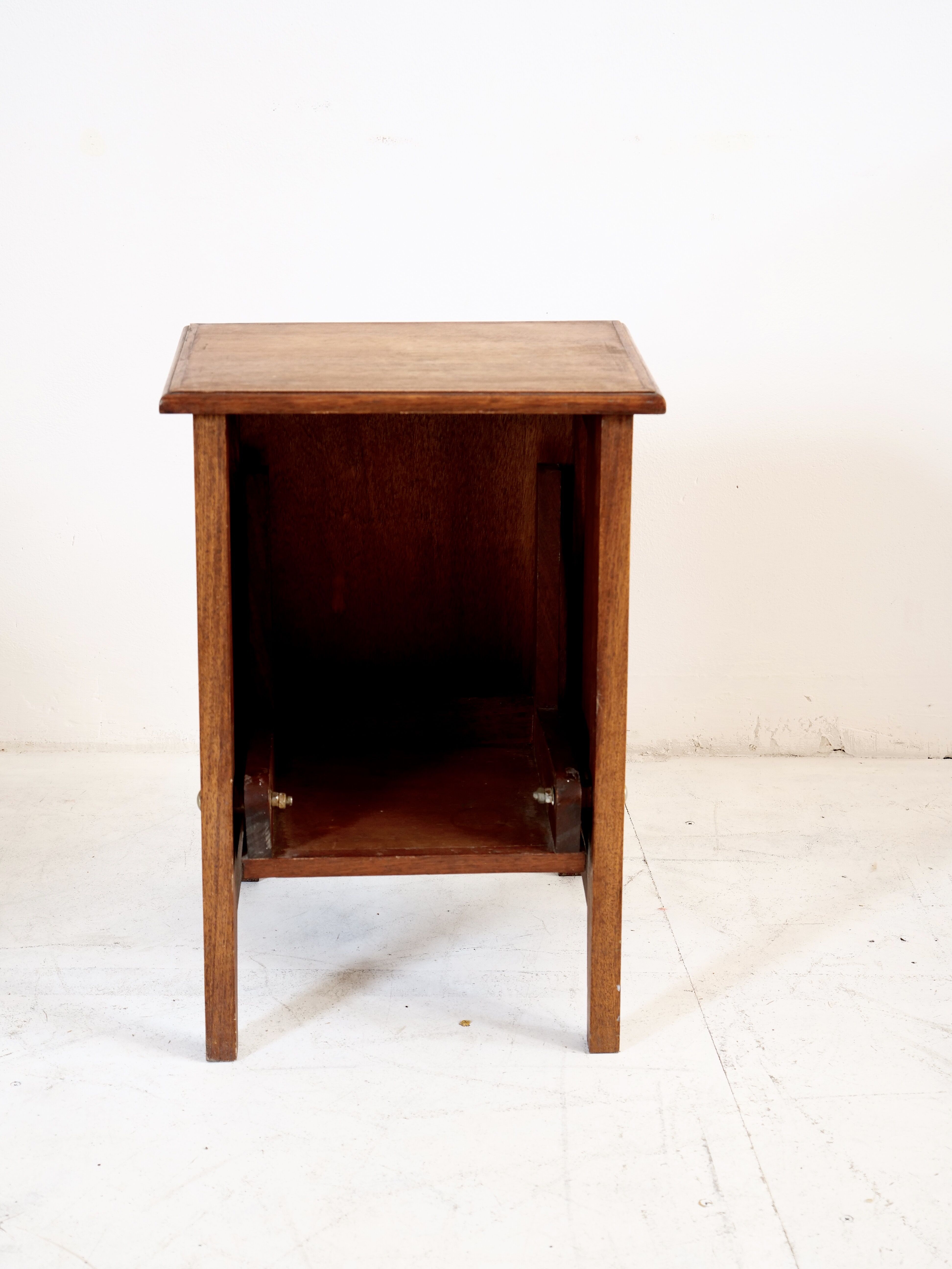 Retractable step stool in solid wood art deco