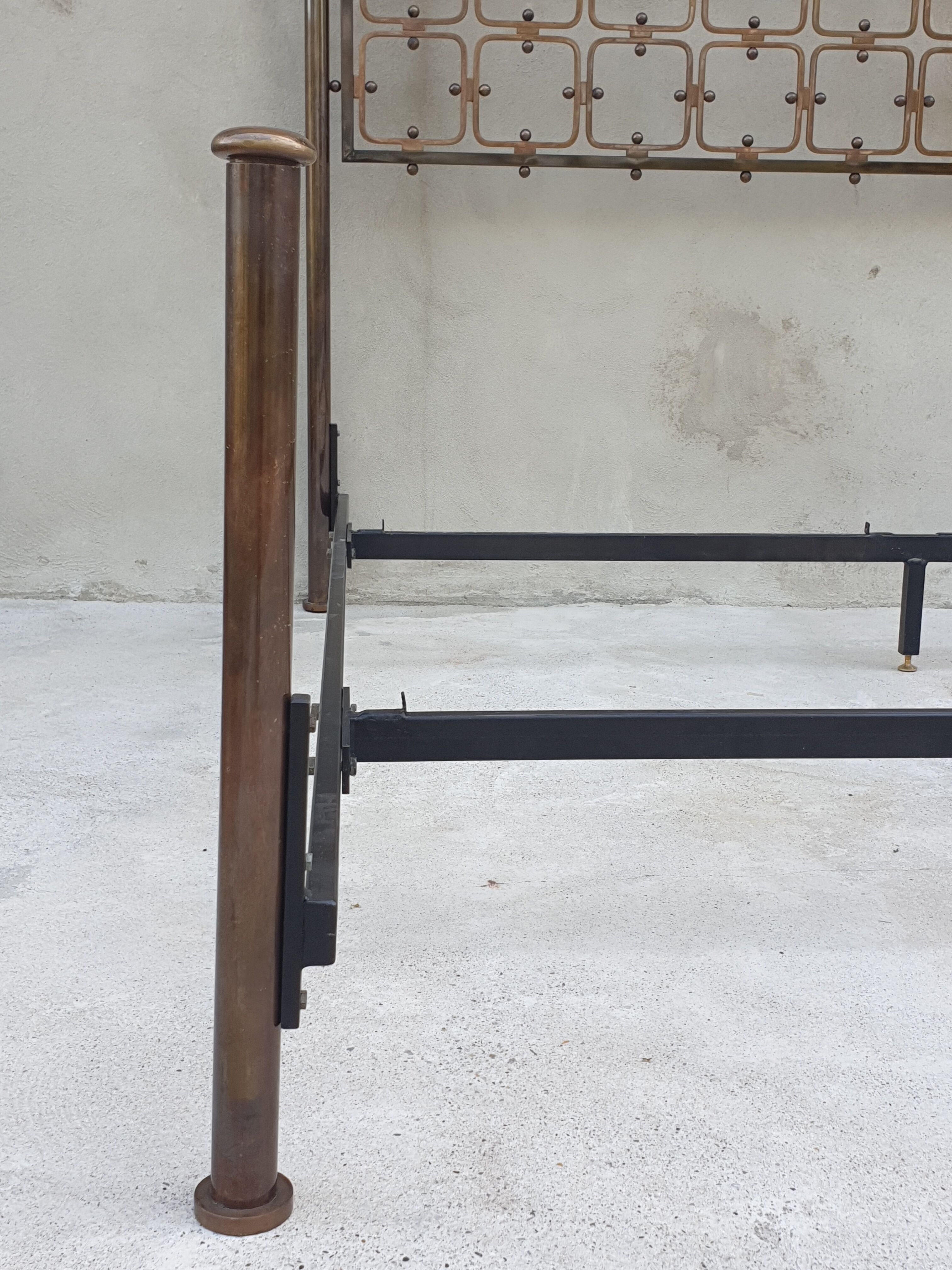 Double bed in burnished brass