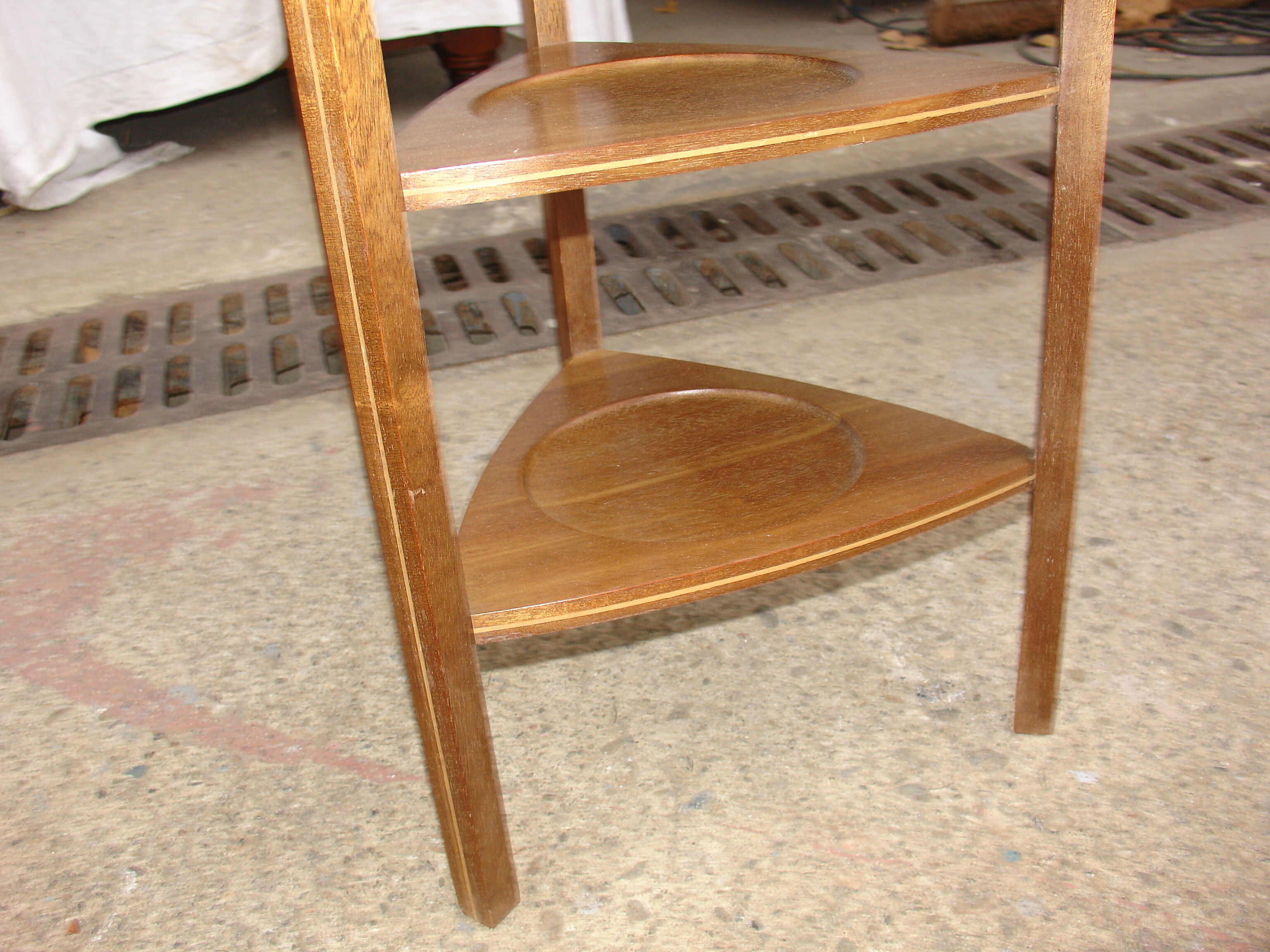 Small cake stand in solid Cuban mahogany and lemonwood inlay, circa 1900