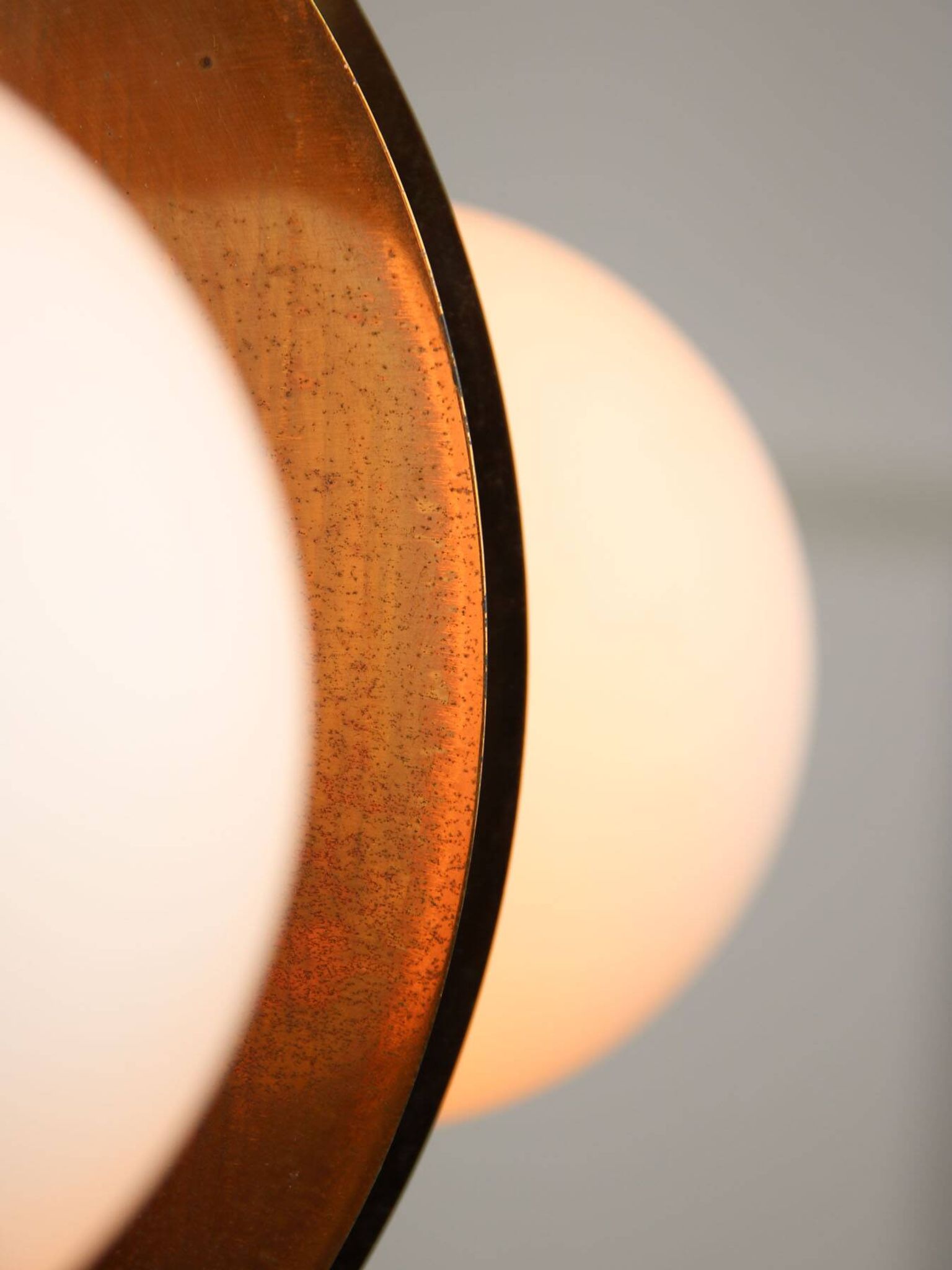 Lustre italien vintage en cuivre et opaline, années 70