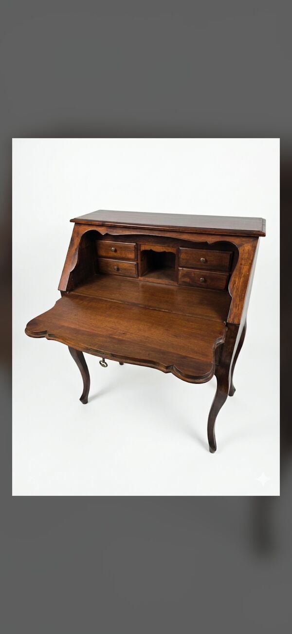 Bureau dos d'âne galbé en noyer (secrétaire)