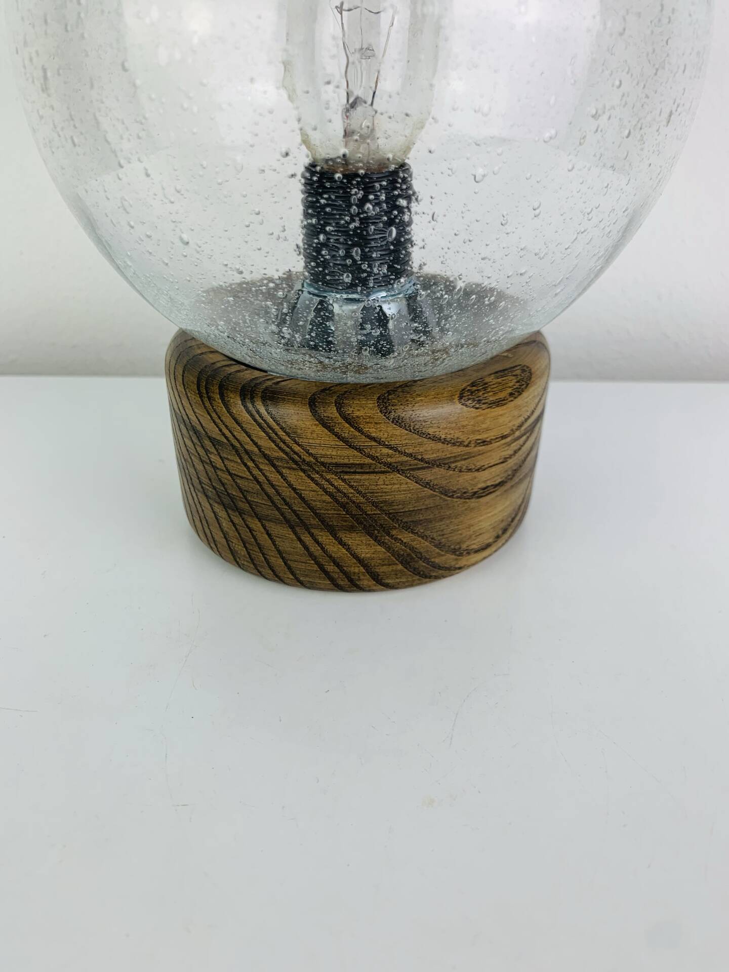 Lampe brutaliste bois massif et globe verre bullé, Temde Leuchten, 60